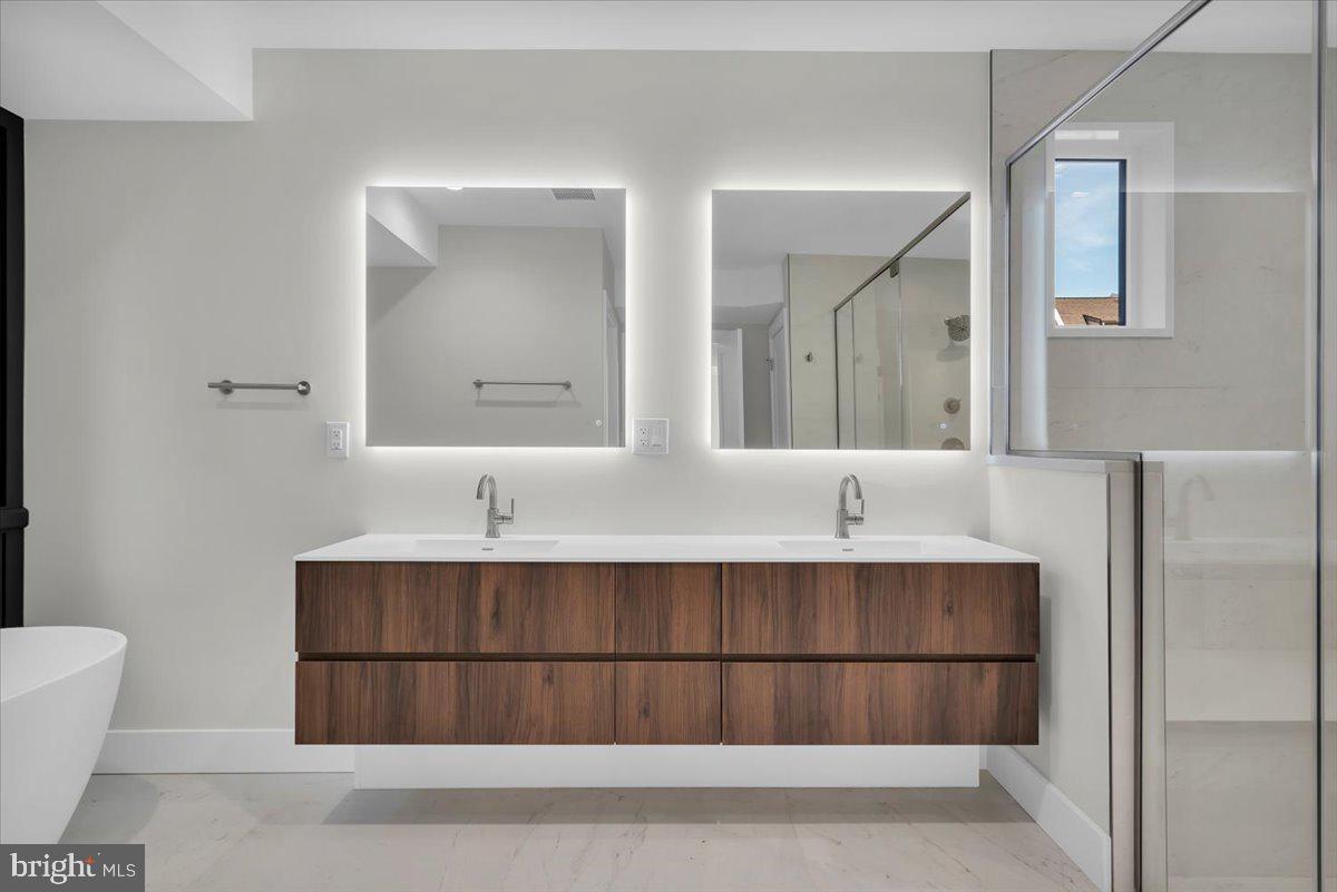 LOGAN SQUARE - Residential