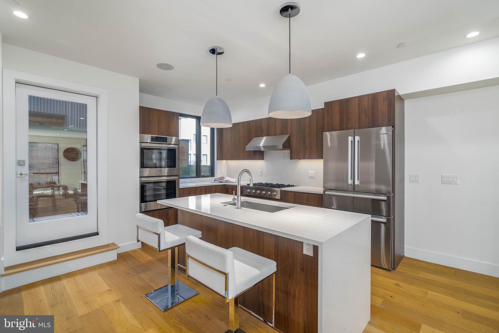 LOGAN SQUARE - Residential