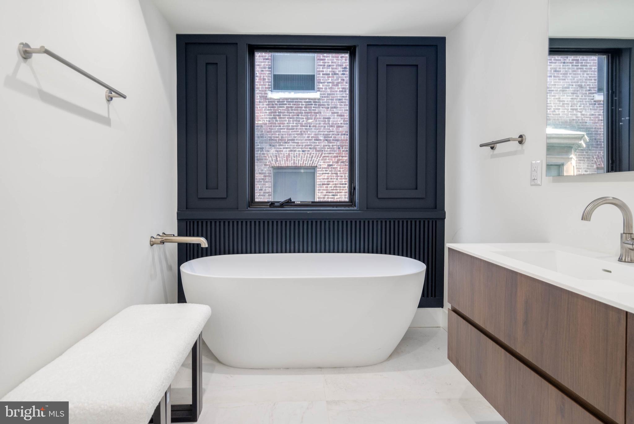 LOGAN SQUARE - Residential