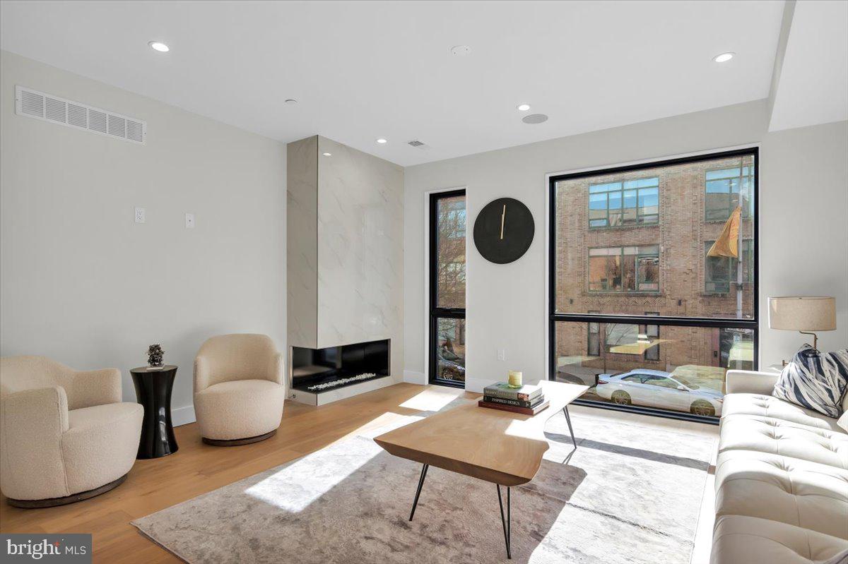 LOGAN SQUARE - Residential