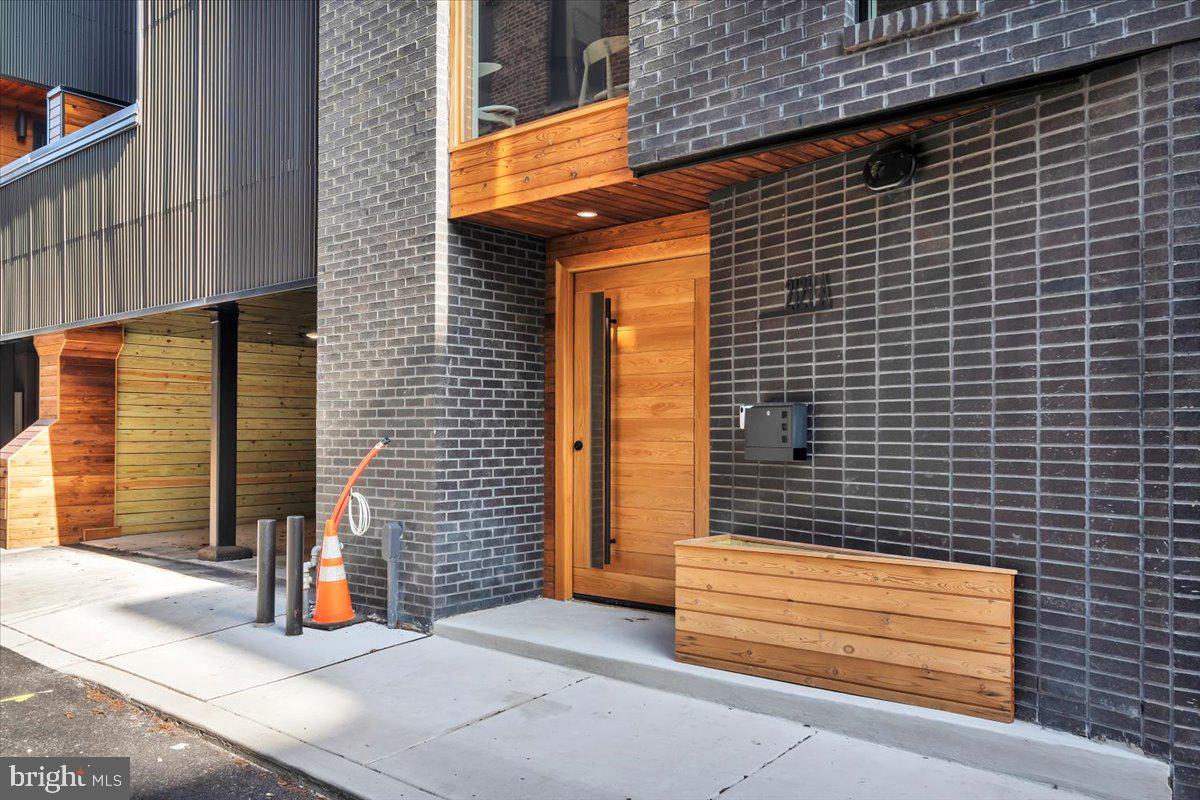 LOGAN SQUARE - Residential