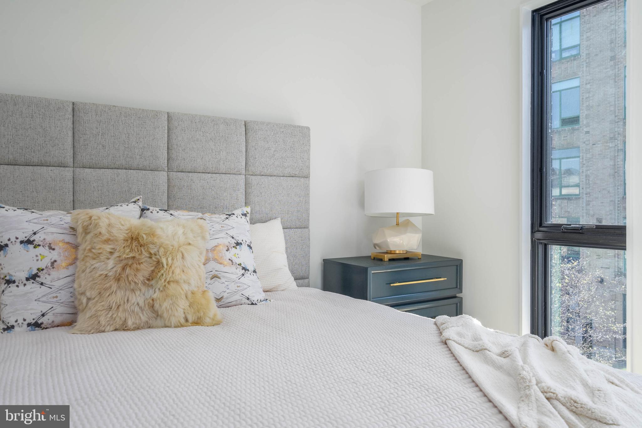 LOGAN SQUARE - Residential