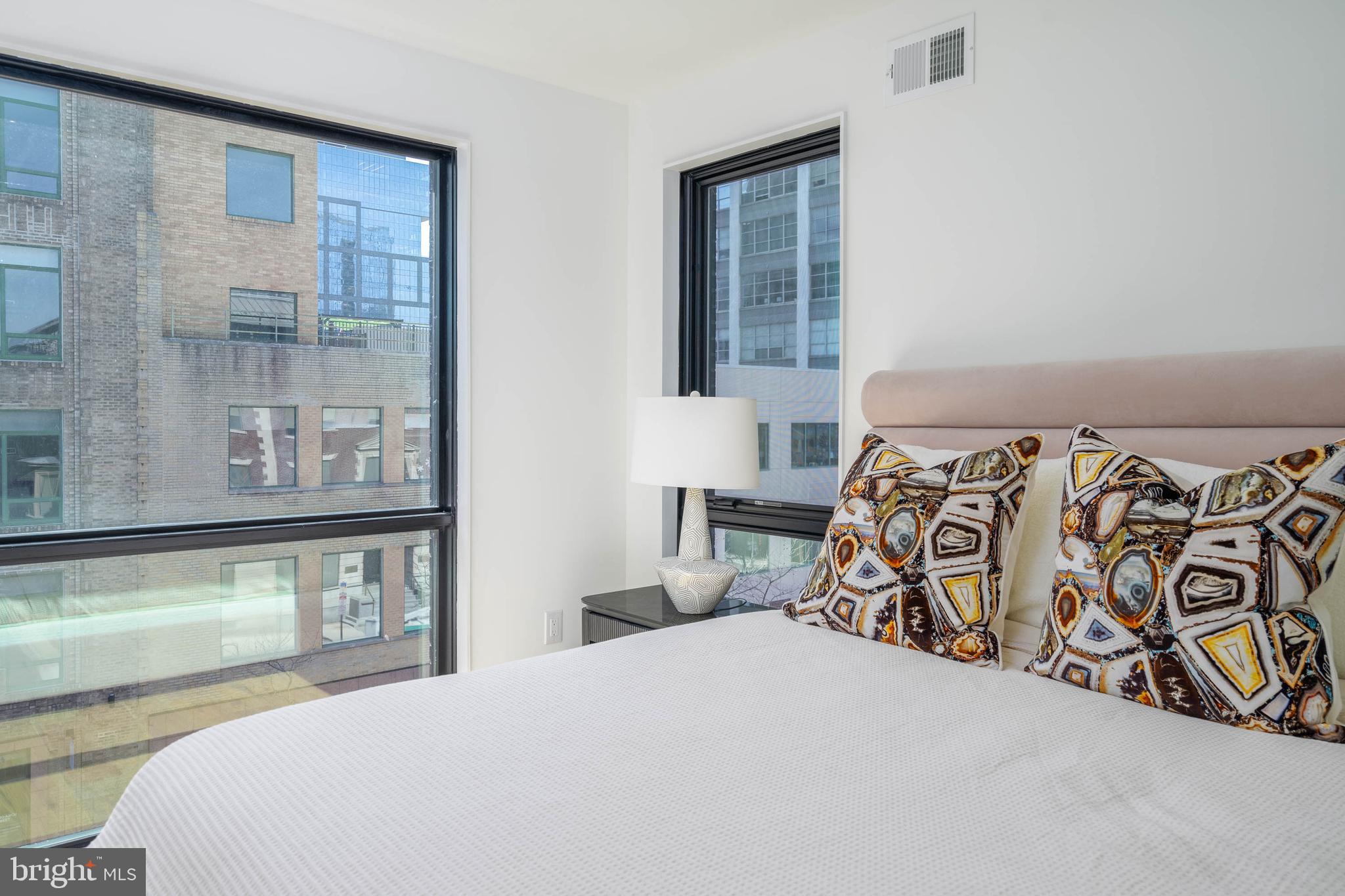 LOGAN SQUARE - Residential