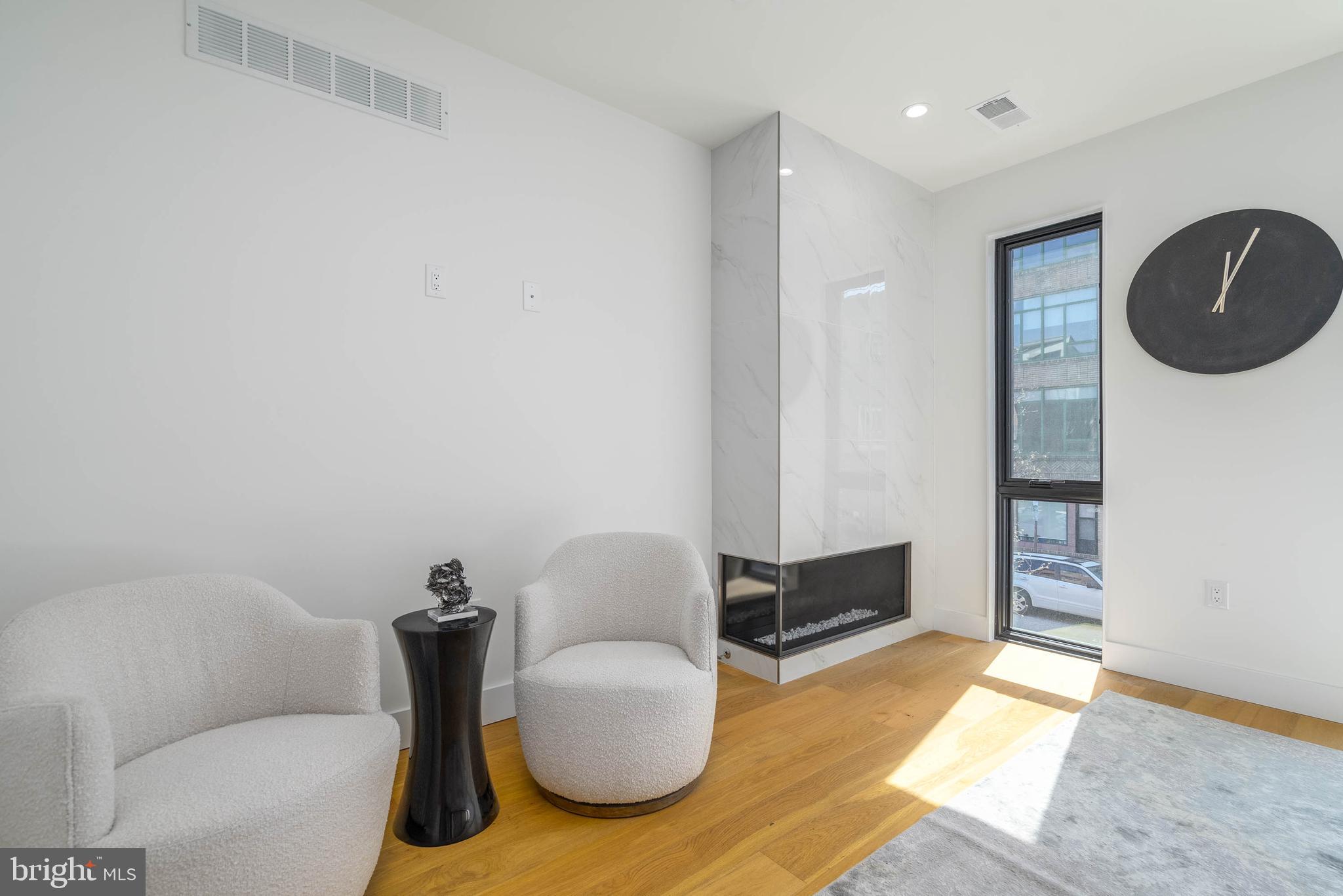 LOGAN SQUARE - Residential