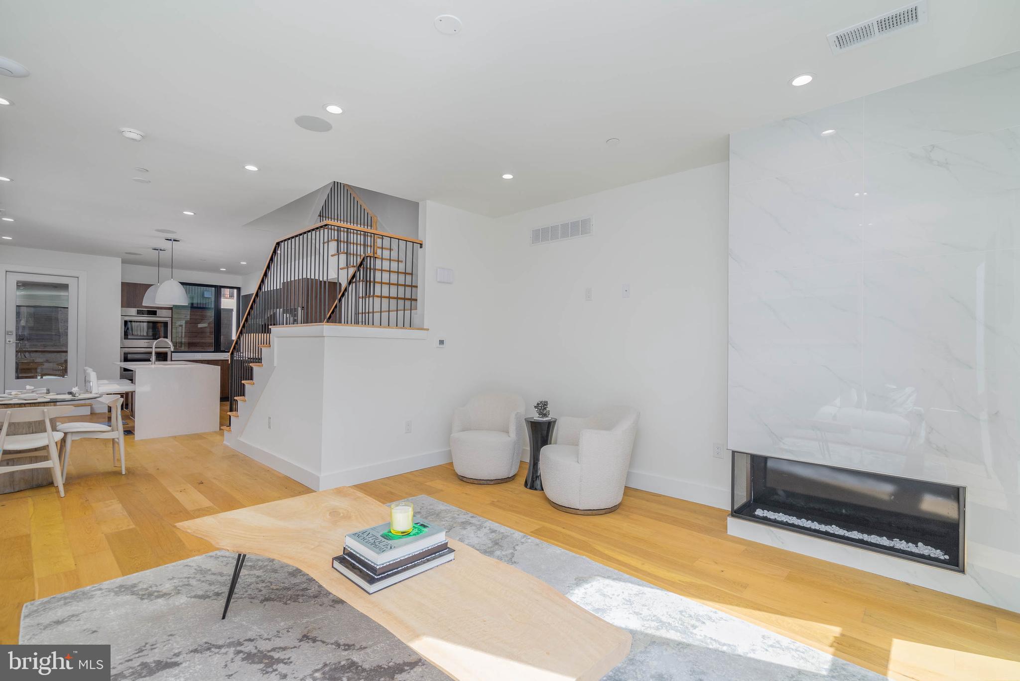 LOGAN SQUARE - Residential