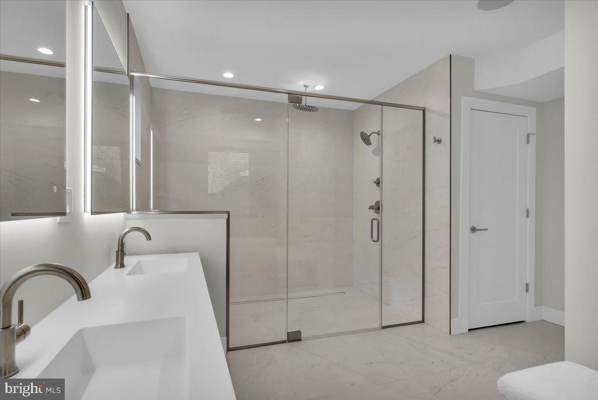 LOGAN SQUARE - Residential