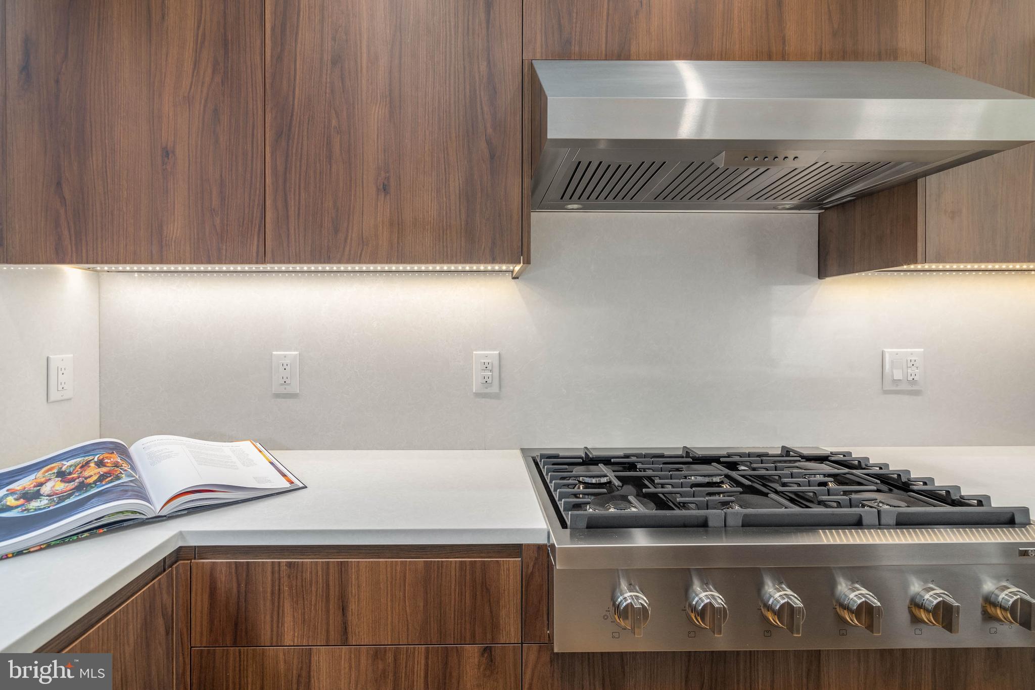 LOGAN SQUARE - Residential