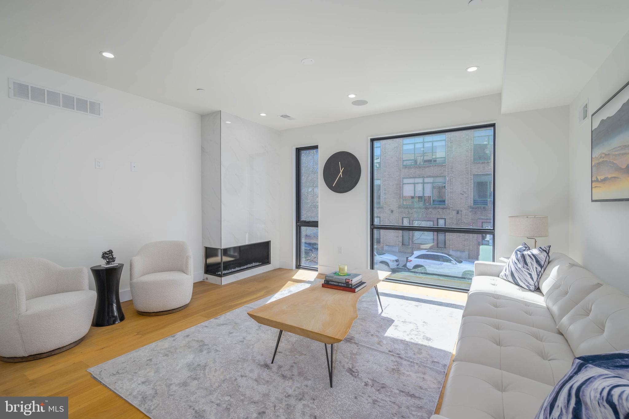 LOGAN SQUARE - Residential