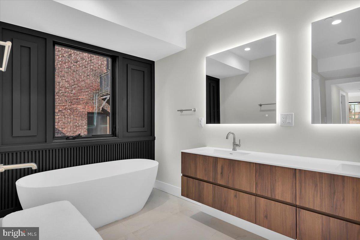 LOGAN SQUARE - Residential