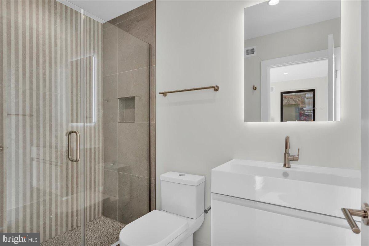 LOGAN SQUARE - Residential