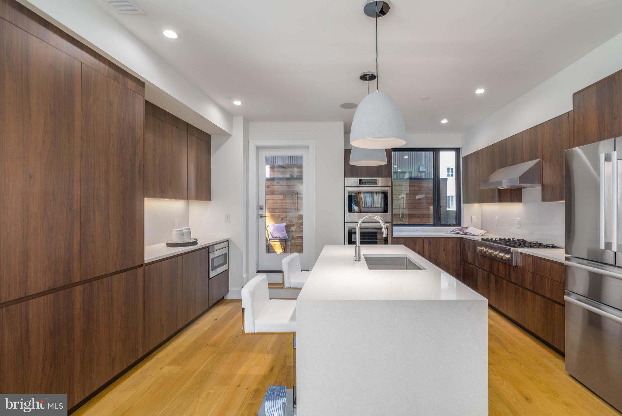 LOGAN SQUARE - Residential