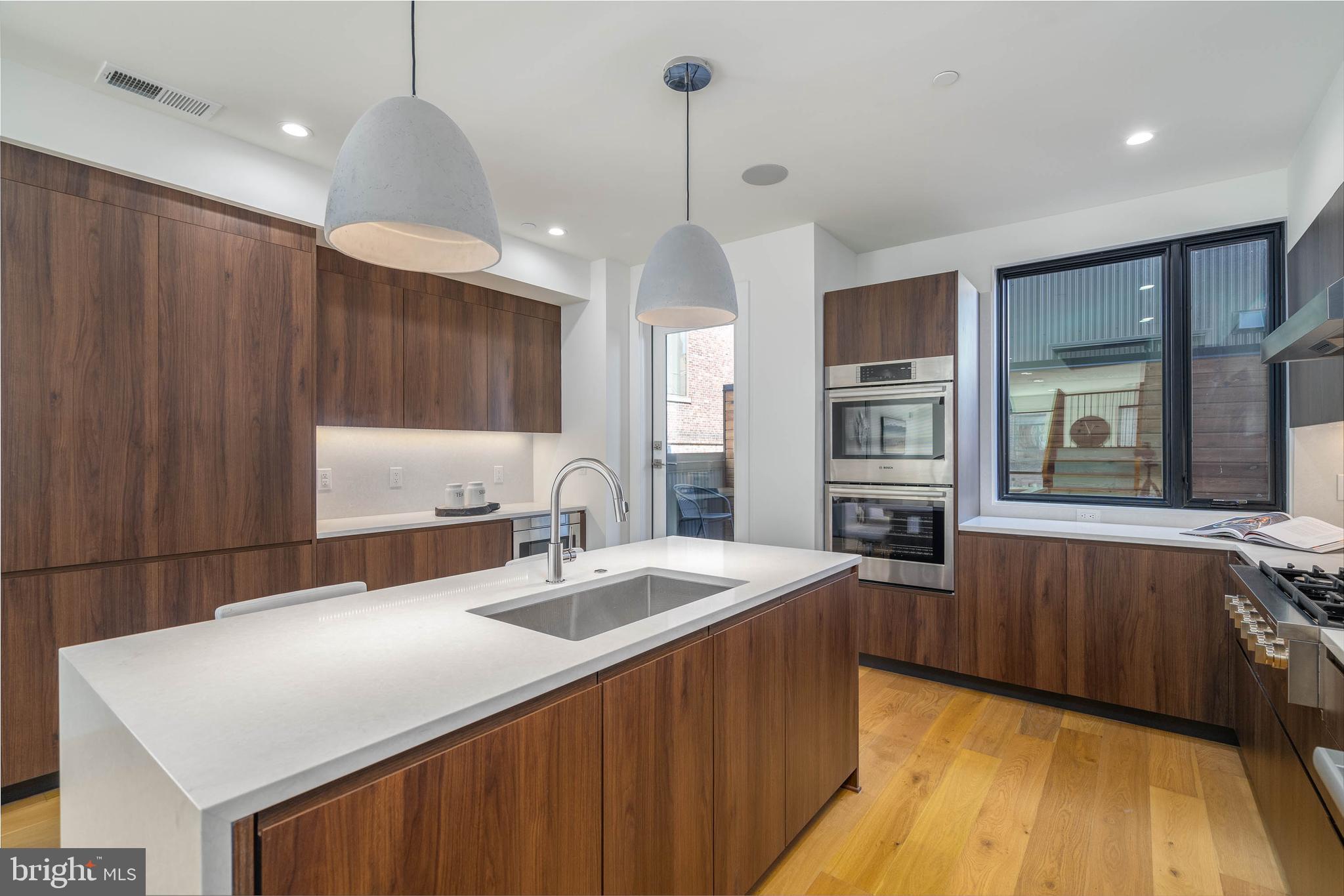 LOGAN SQUARE - Residential