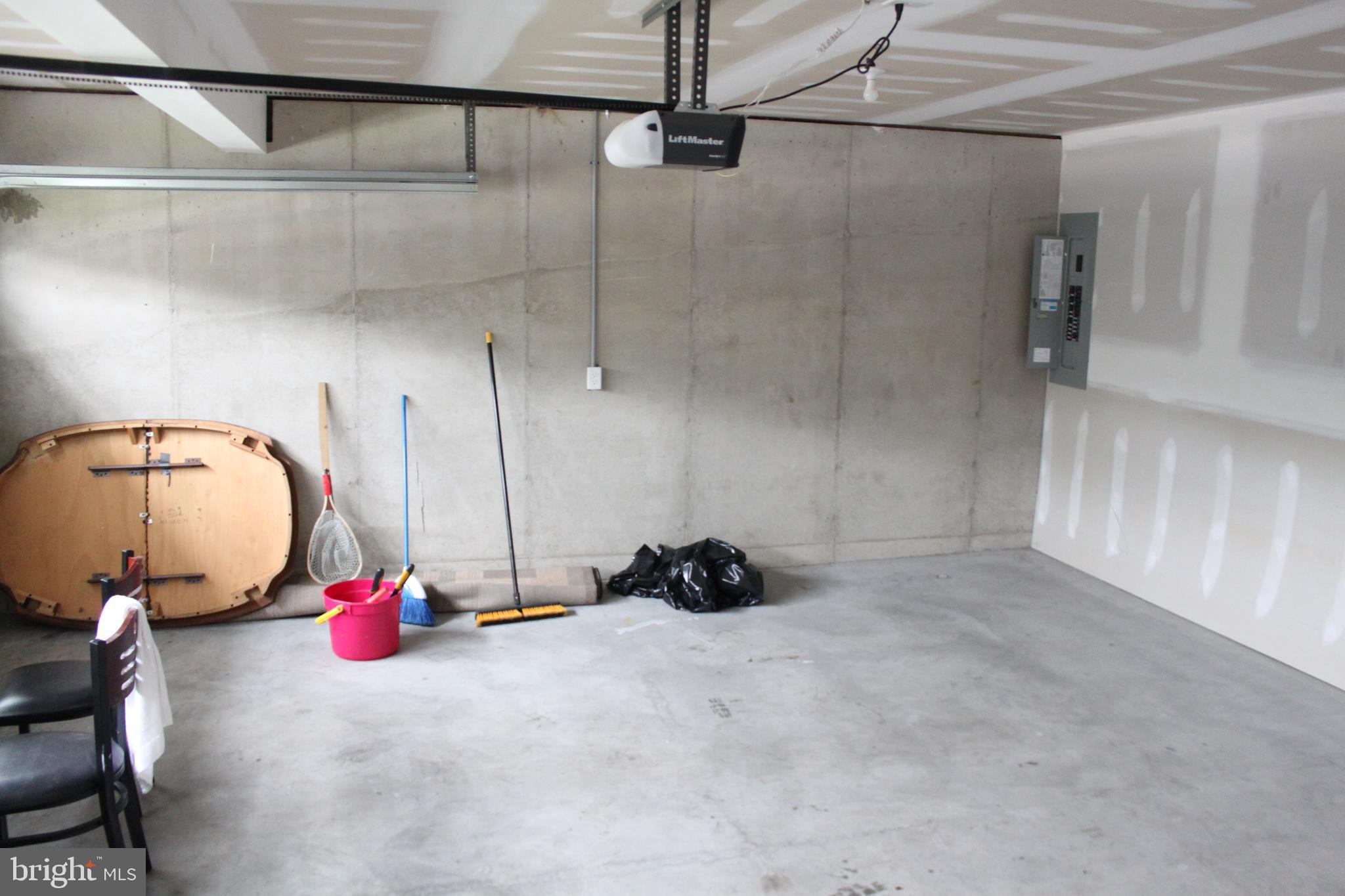 WOODLAND HILLS - Residential