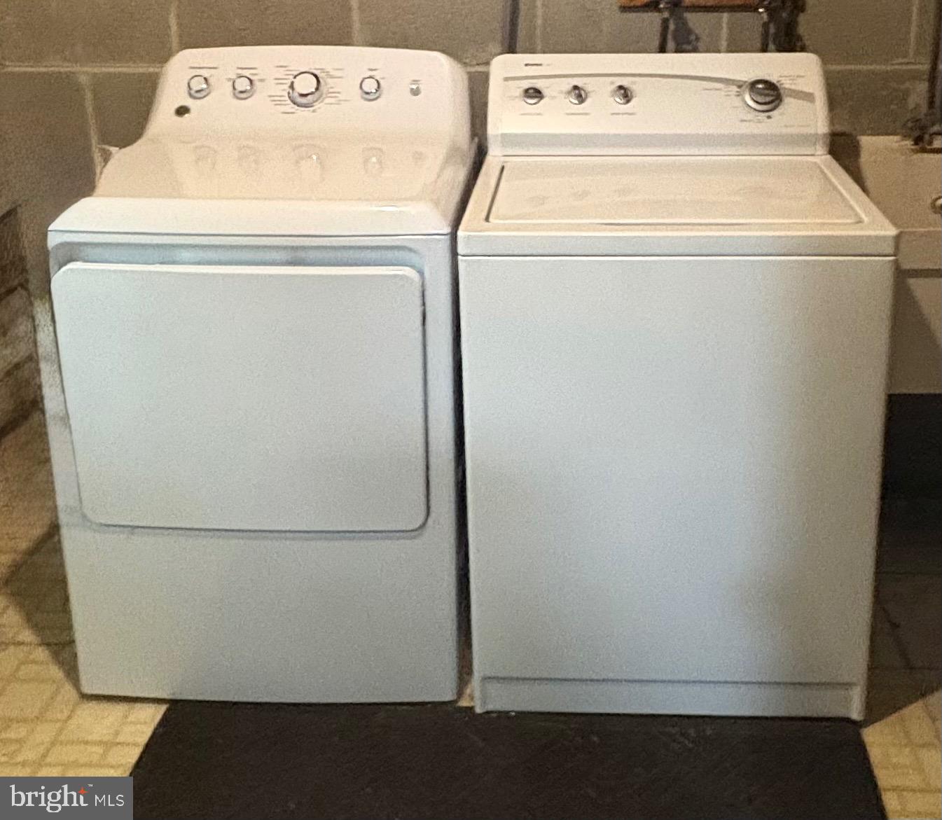 PINEWOOD GREENS - Residential Lease