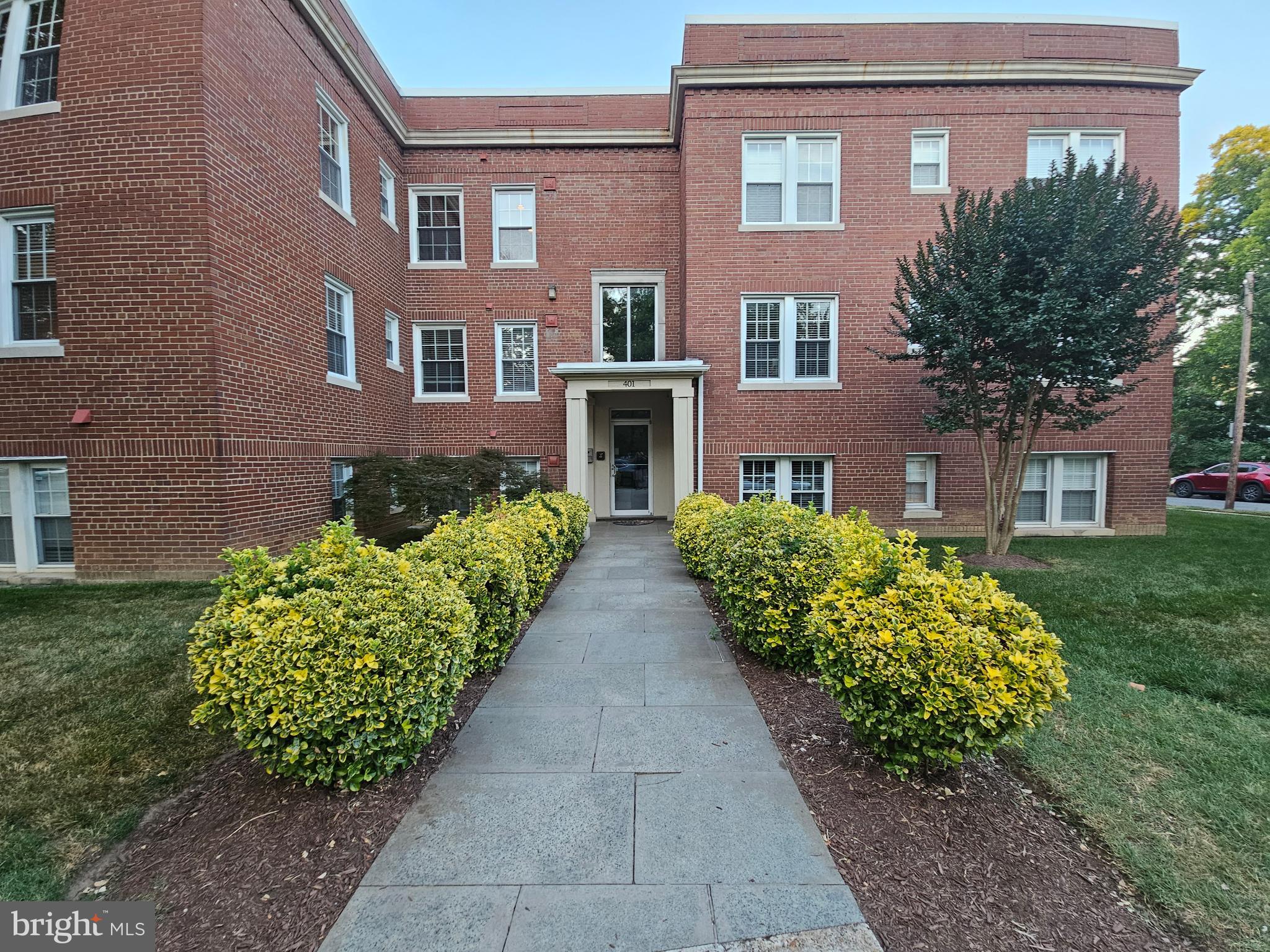 Secure access building, Stunning 1 bedroom 1 bathroom condo located in the heart of Old Towne Alexandria, Previous tenants report the condo is super quiet. Completely Updated kitchen, newer appliances, hardwood flooring and tiling throughout, no carpeting to capture allergies. Ceiling fan in bedrooms, †he living/dining room has plenty of room for a mini office setup, & living room set. Off Street parking. Walk to dining, gym, Harris Teeter or other groceries stores, the all important morning coffee shops, ten min walk to Old Towne. Six block walk to Metro. Quiet neighborhood, secure bike room for safe bike storage,