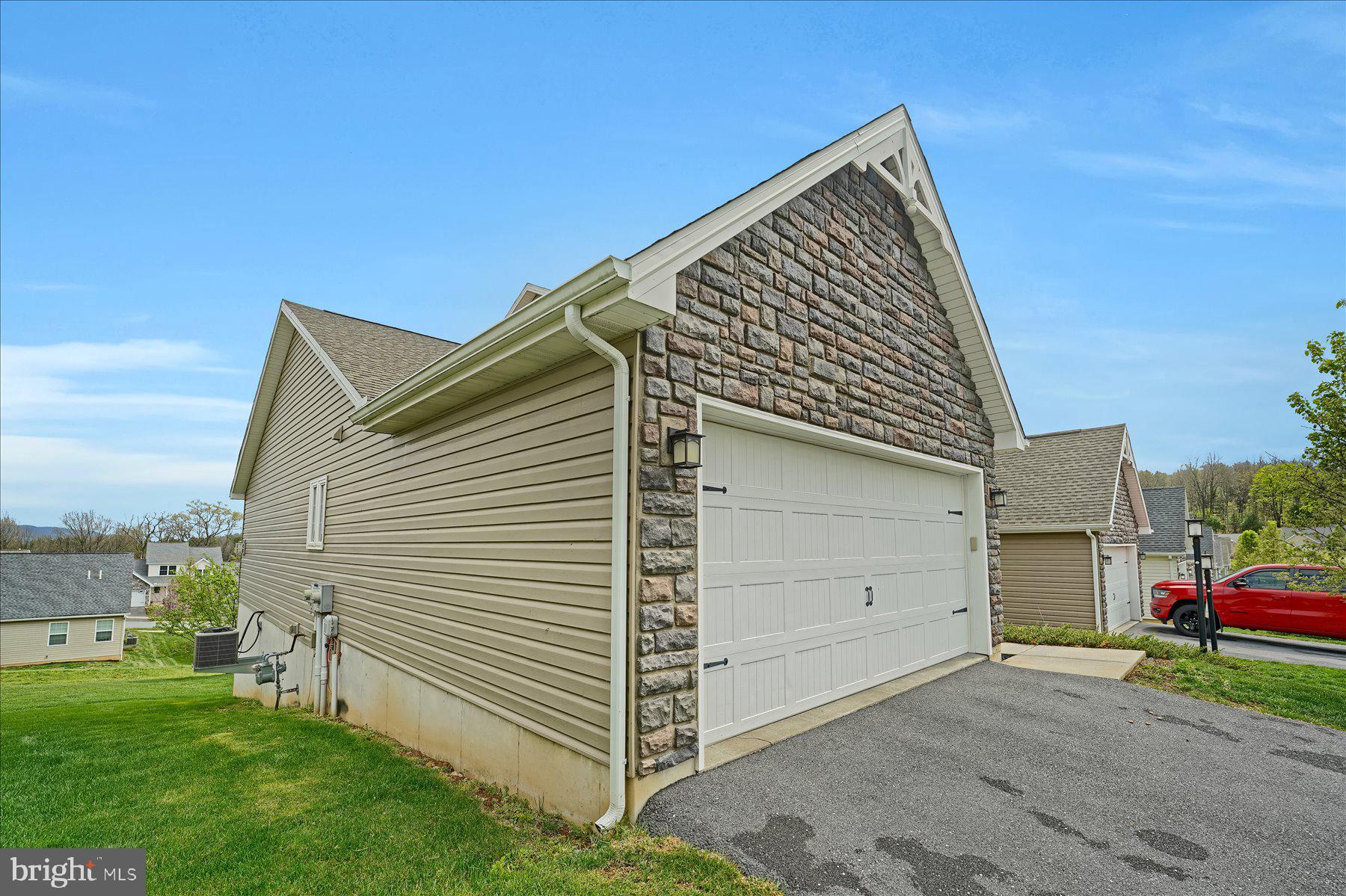 THE MEWS AT BURNHAM FARMS - Residential