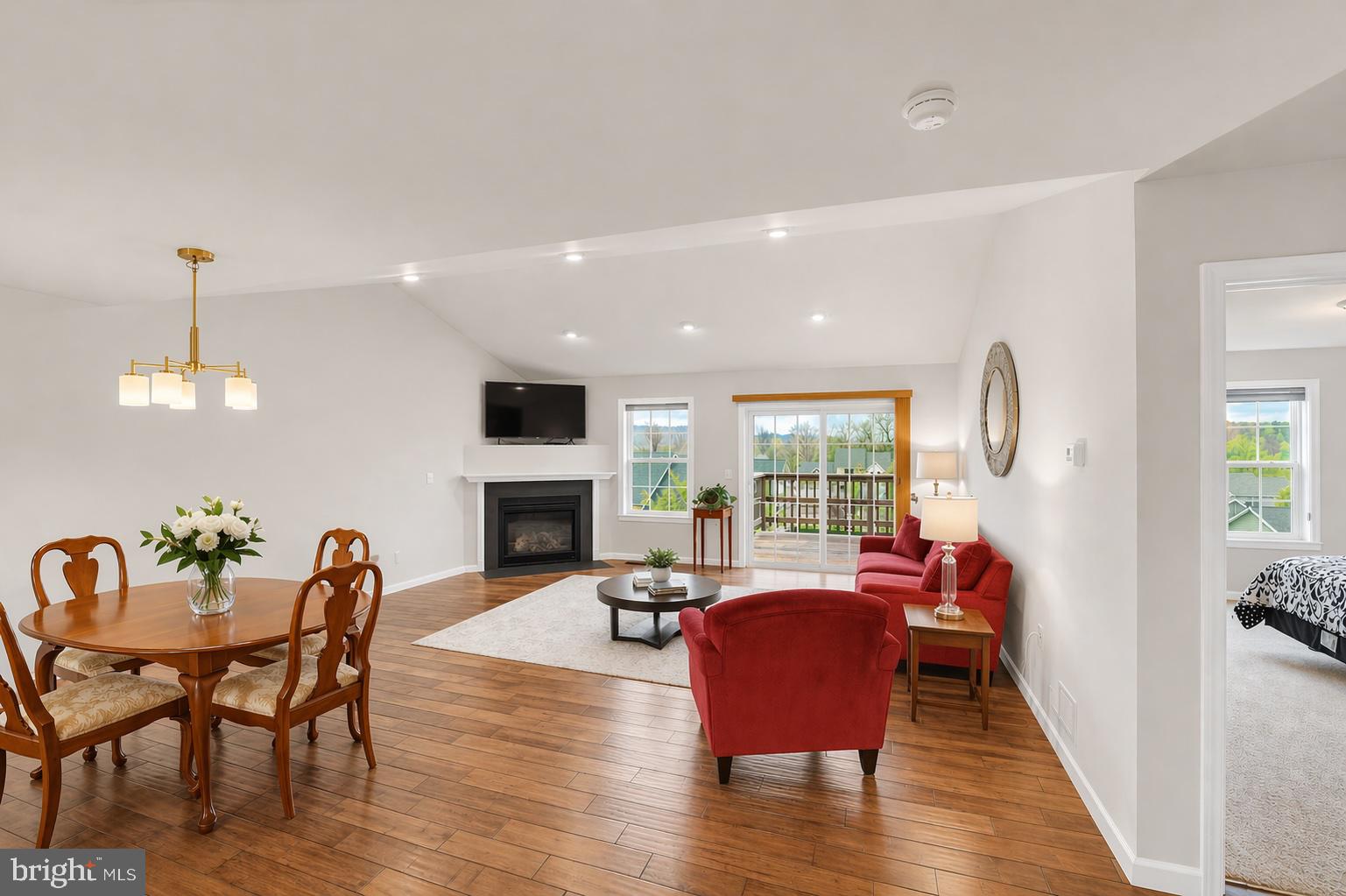 THE MEWS AT BURNHAM FARMS - Residential