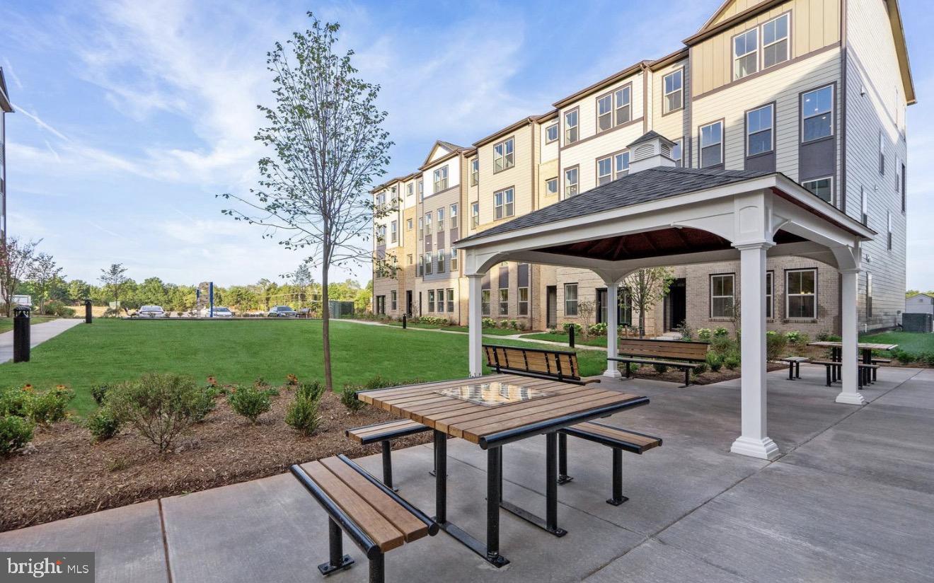 20900 BLUEBIRD SQUARE