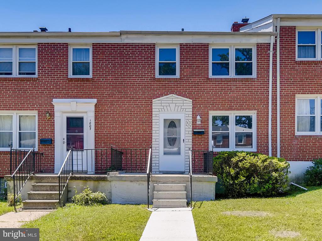 OPEN HOUSE CANCELLED DUE TO STATUS CHANGEWelcome to Oakleigh Manor! This light filled, freshly painted home has many features and amenities to appreciate. Beautiful hardwood floors throughout. Updated kitchen has new tile flooring, built in breakfast bar, all appliances incl and access to an awesome deck.. The second floor has 3 bedrooms, full bath , pull down stairs to attic. The lower level features a carpeted family room, private flush, washer & dryer and utility/storage room, plus you can walk out to the fenced in back yard, There is a private 2 car parking pad for convenient off street parking. MOVE-IN READY!
