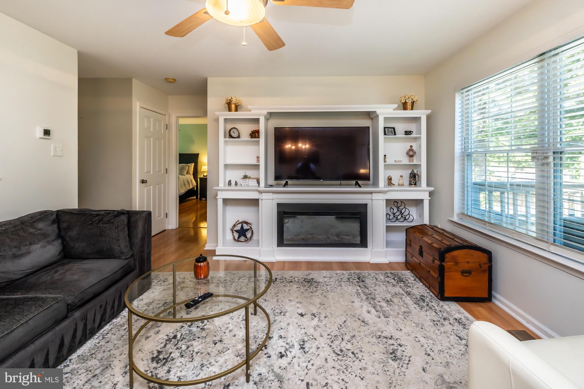 HAWTHORNE LANE - Residential