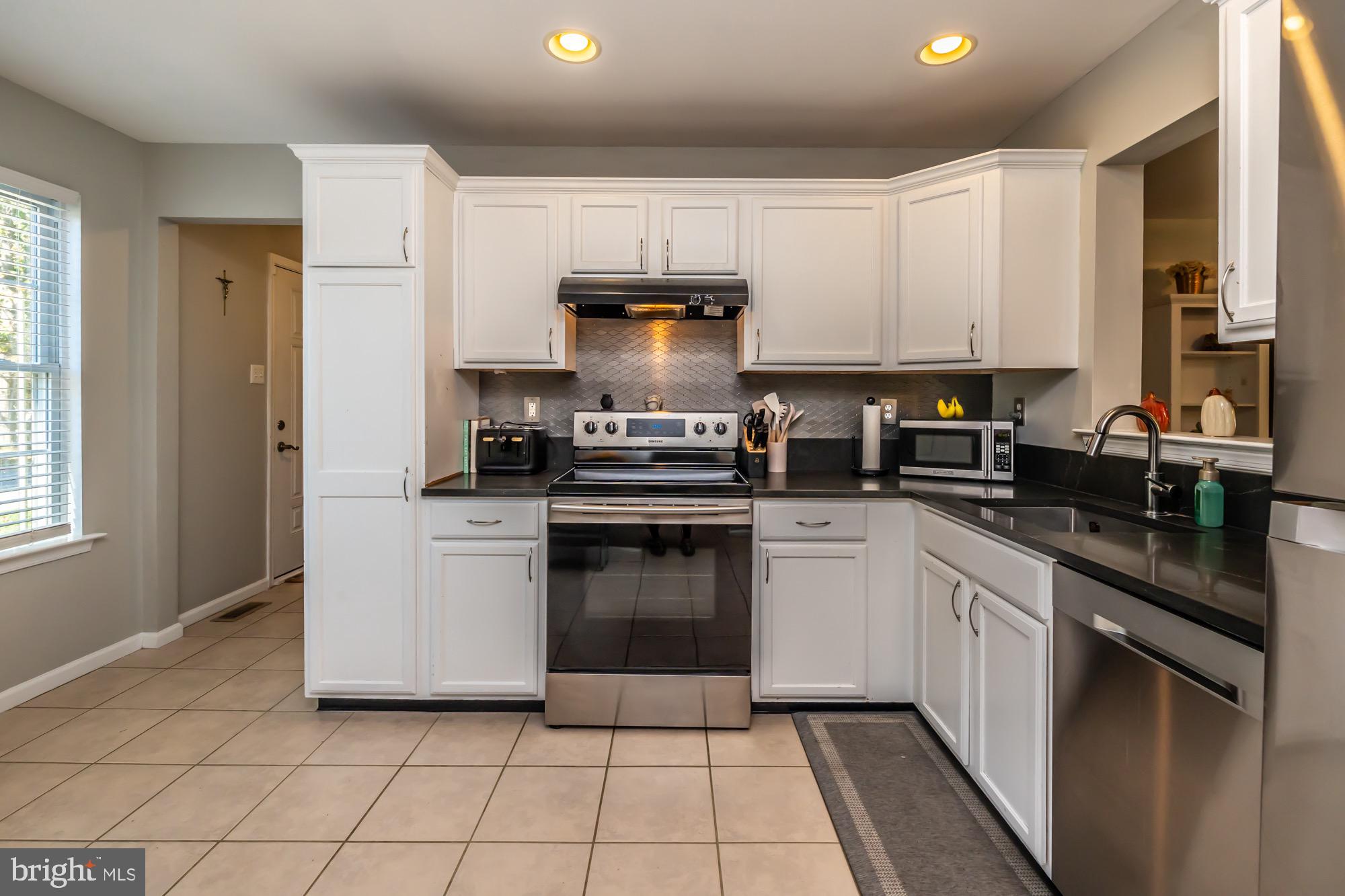 HAWTHORNE LANE - Residential