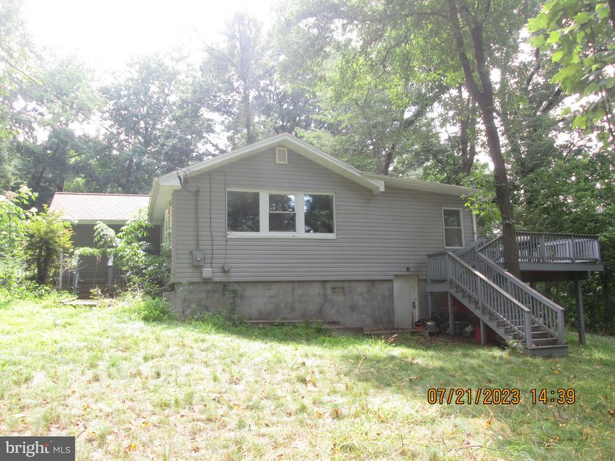 3 Bedroom, 2 bath ranch home, available for immediate occupancy. Home was completely remodeled within past 3 years.  Open floor plan, updated kitchen with stainless appliances and granite countertops. Great location, easy commute to Leesburg, VA , Frederick, MD.  One year lease required. Tenant pays all utilities. No pets, no smoking. Prospective tenants must provide credit report with application.