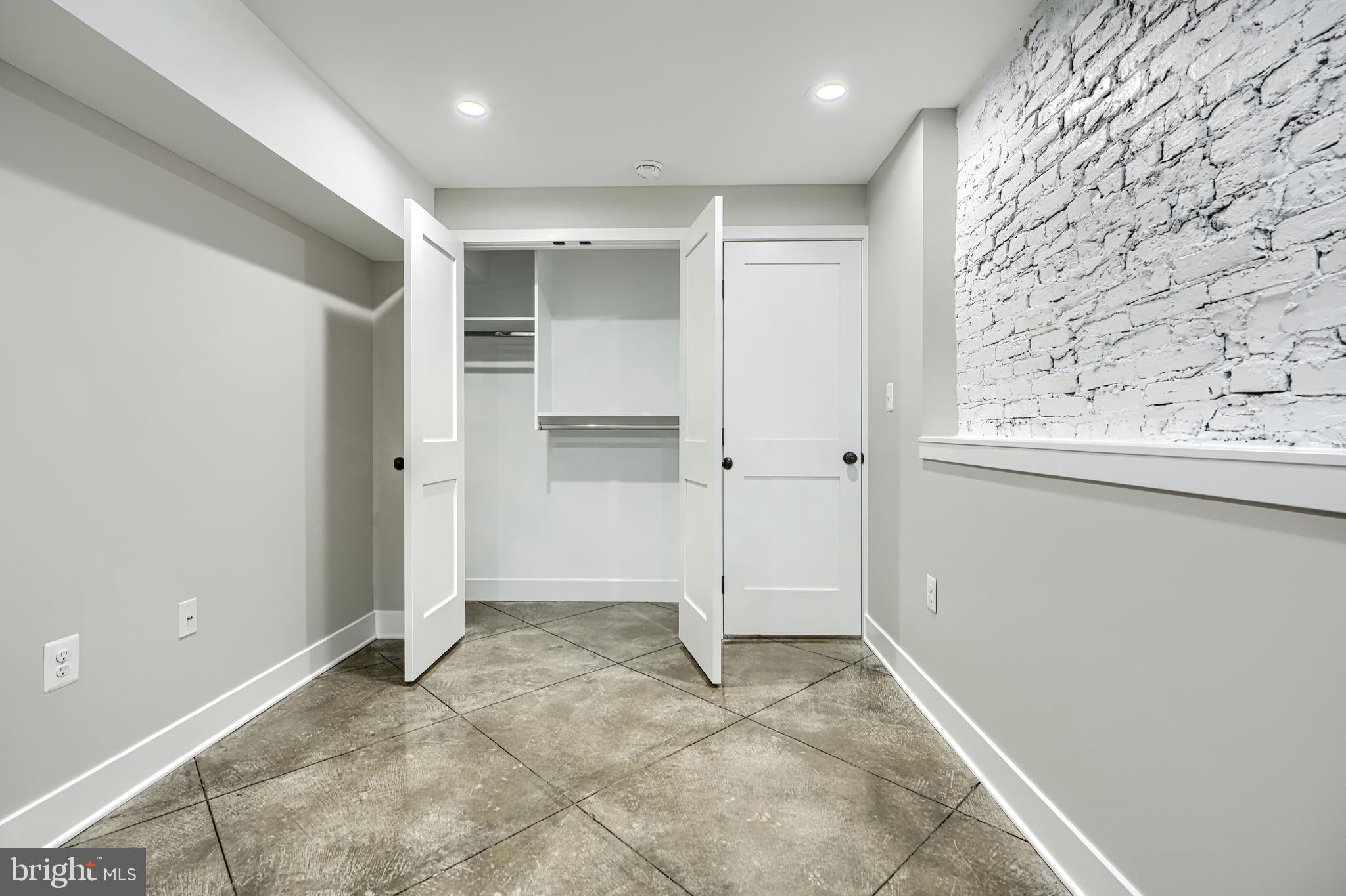 RIVERSIDE - Residential