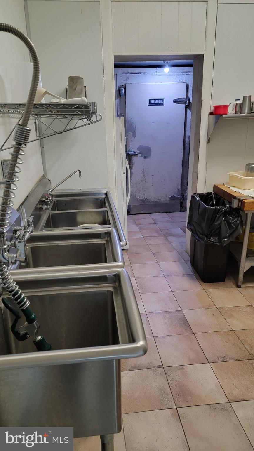 OLNEY - Commercial Sale