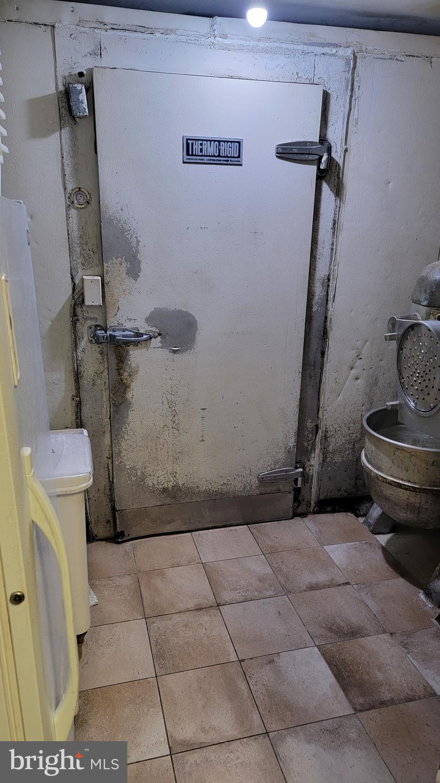 OLNEY - Commercial Sale