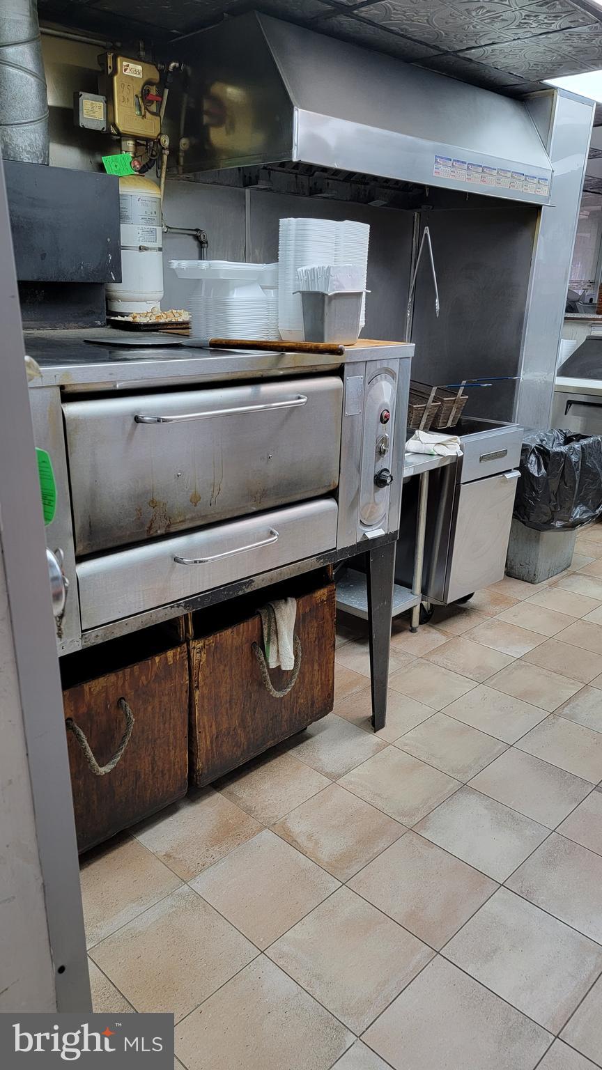 OLNEY - Commercial Sale