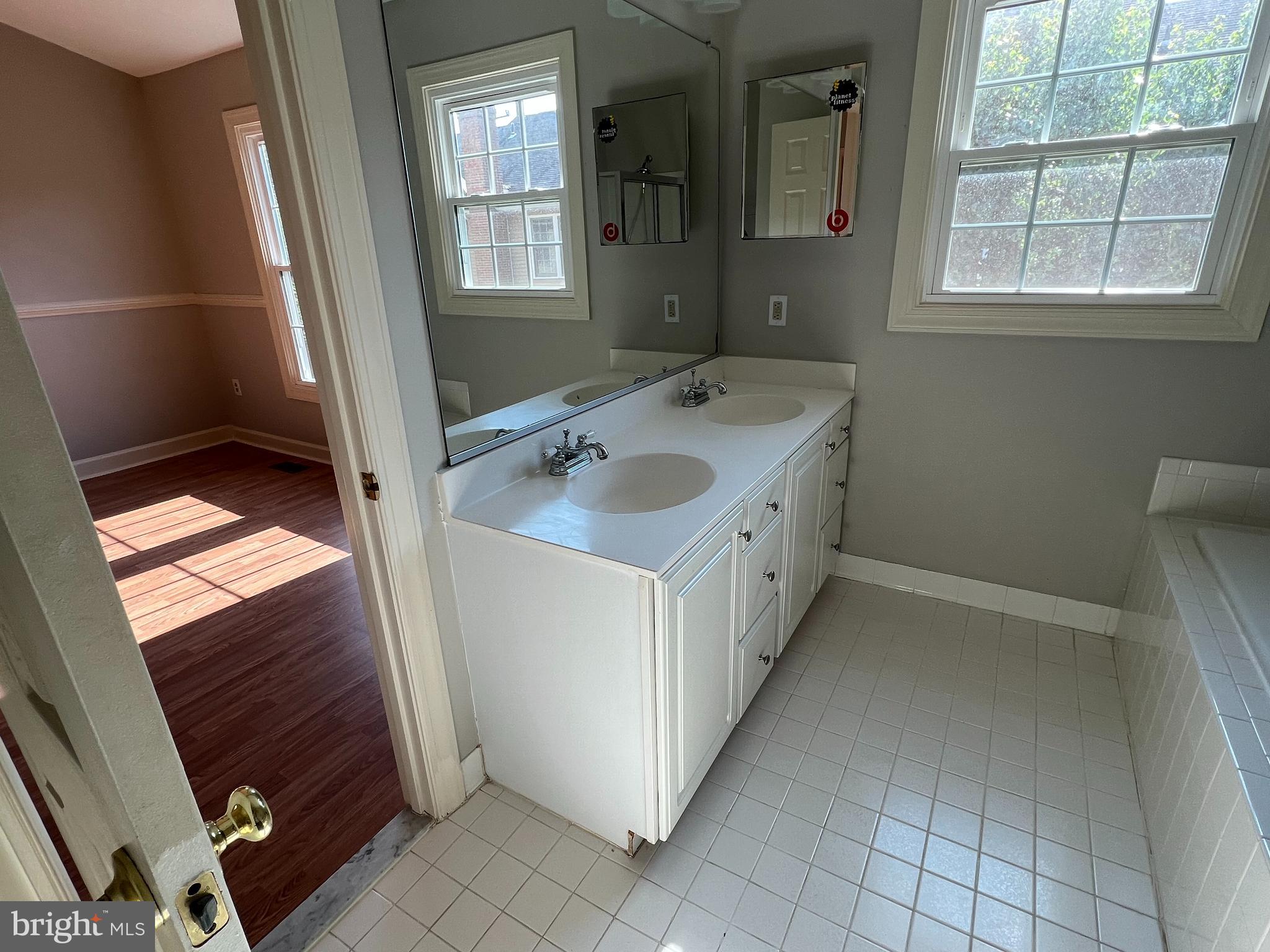 LIFESTYLE AT SULLY STATION - Residential