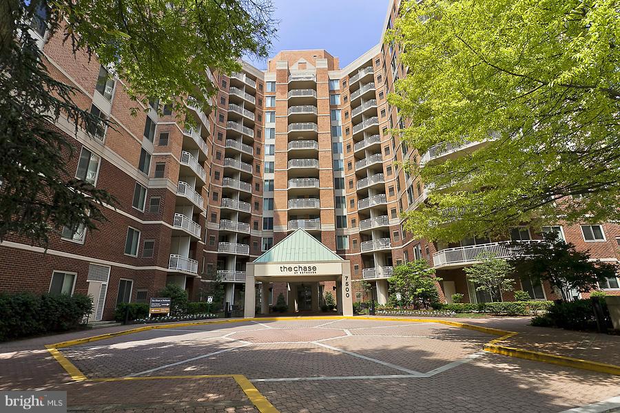 HOT NEW LISTING! TOP FLOOR 1Br/1Ba PENTHOUSE in heart of downtown Bethesda at The Chase, directly across Metro. Features 10' CEILINGS, gourmet kitchen w/GE stainless appliances, granite counters, HW floors, W/D, balcony, garage PARKING and storage. Amenities: outdoor pool, 2 lit tennis courts, grilling area, business & fitness centers, concierge, security & PET FRIENDLY. Est Taxes $3,810.