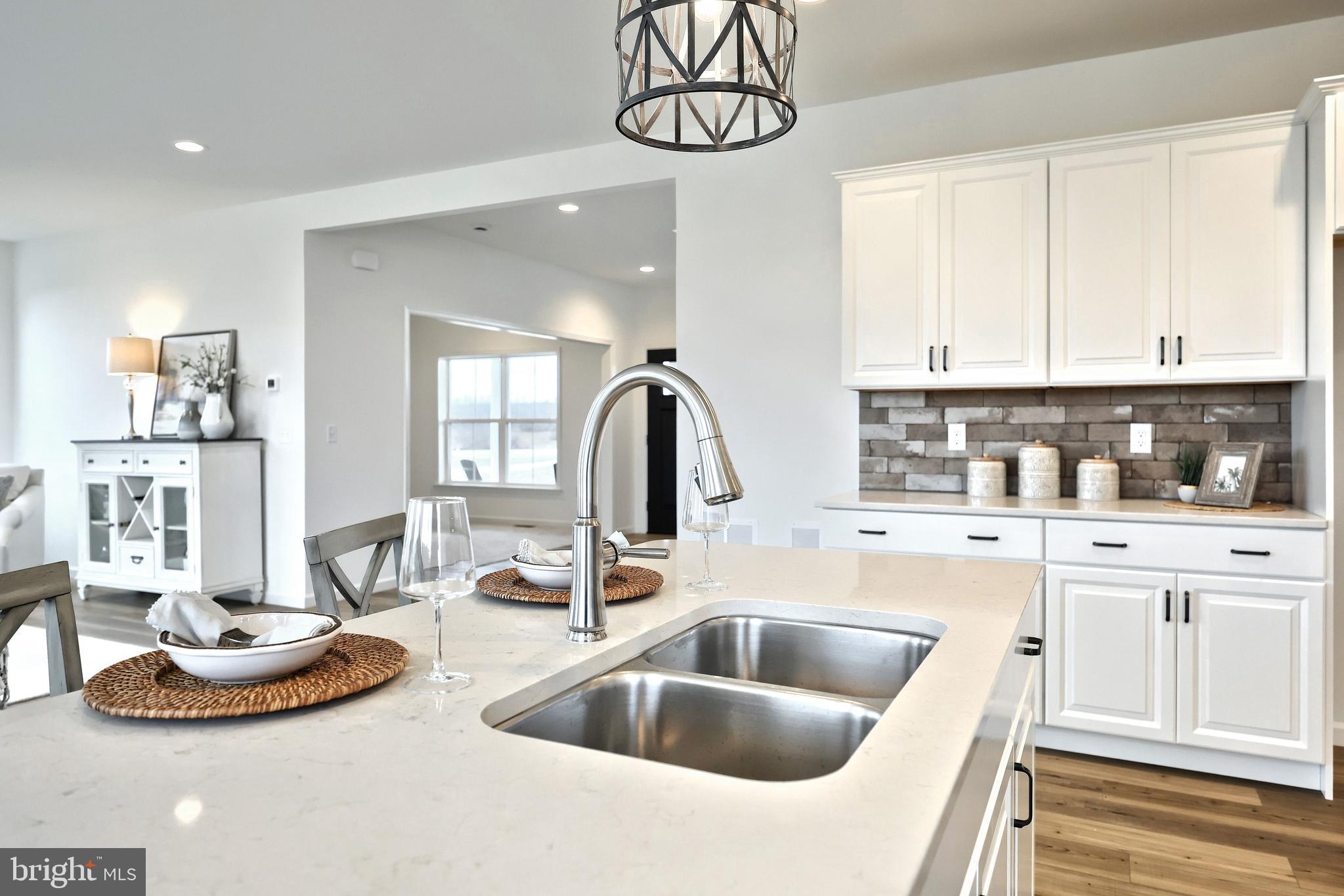 SUMMER LAYNE - Residential