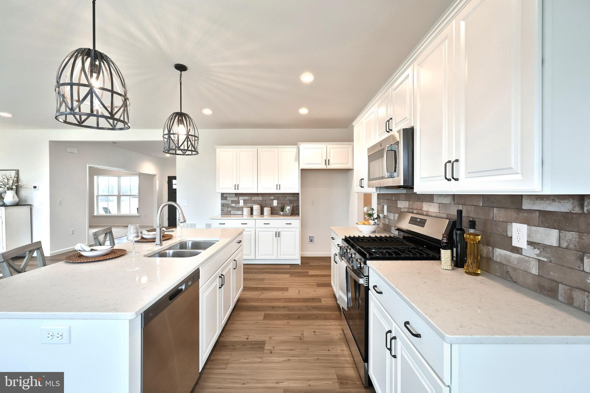 SUMMER LAYNE - Residential