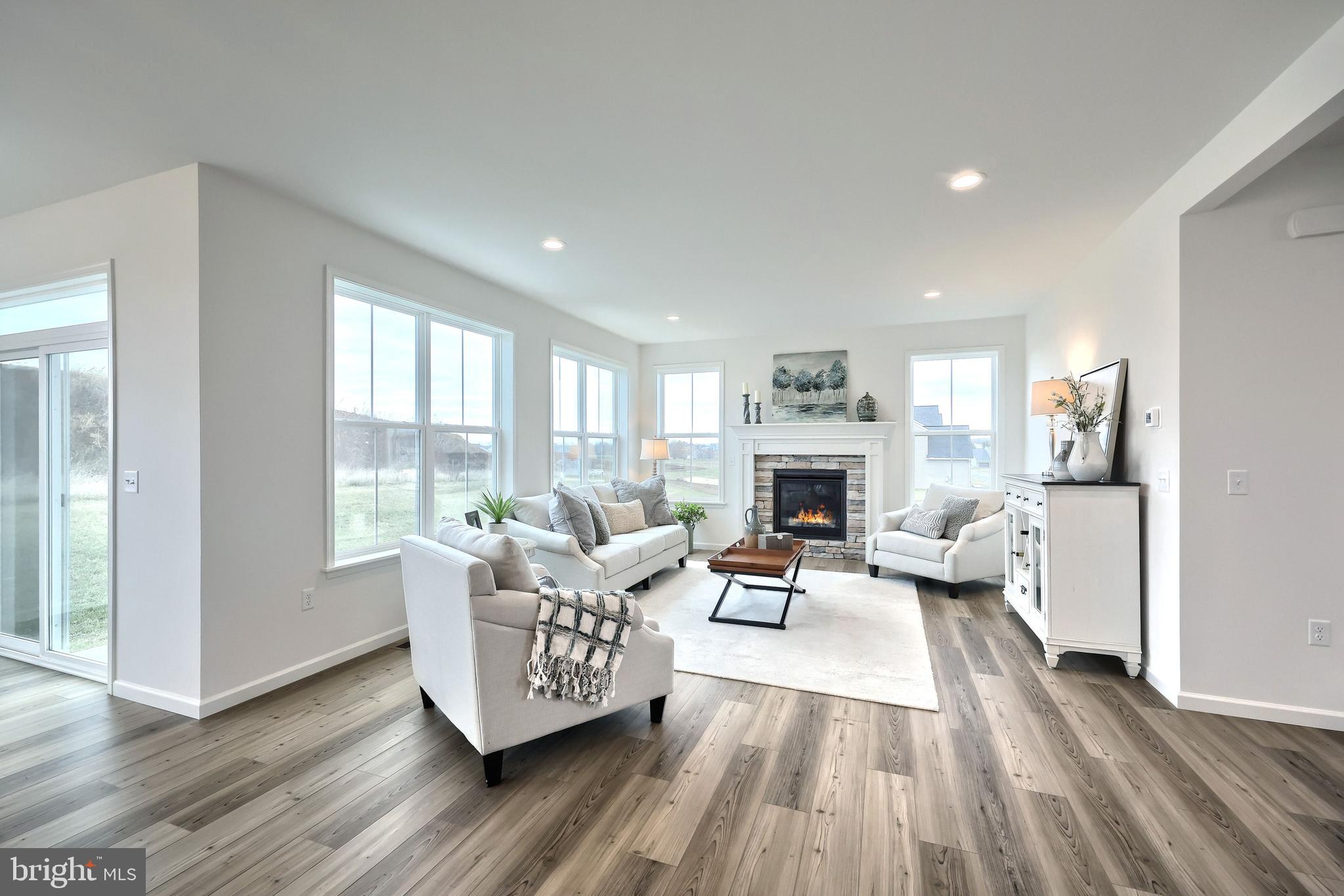 SUMMER LAYNE - Residential