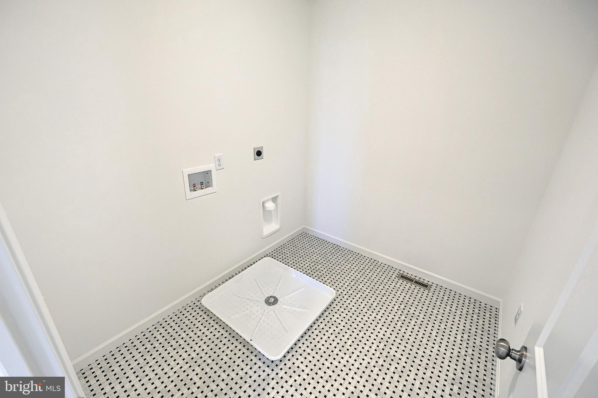 SUMMER LAYNE - Residential