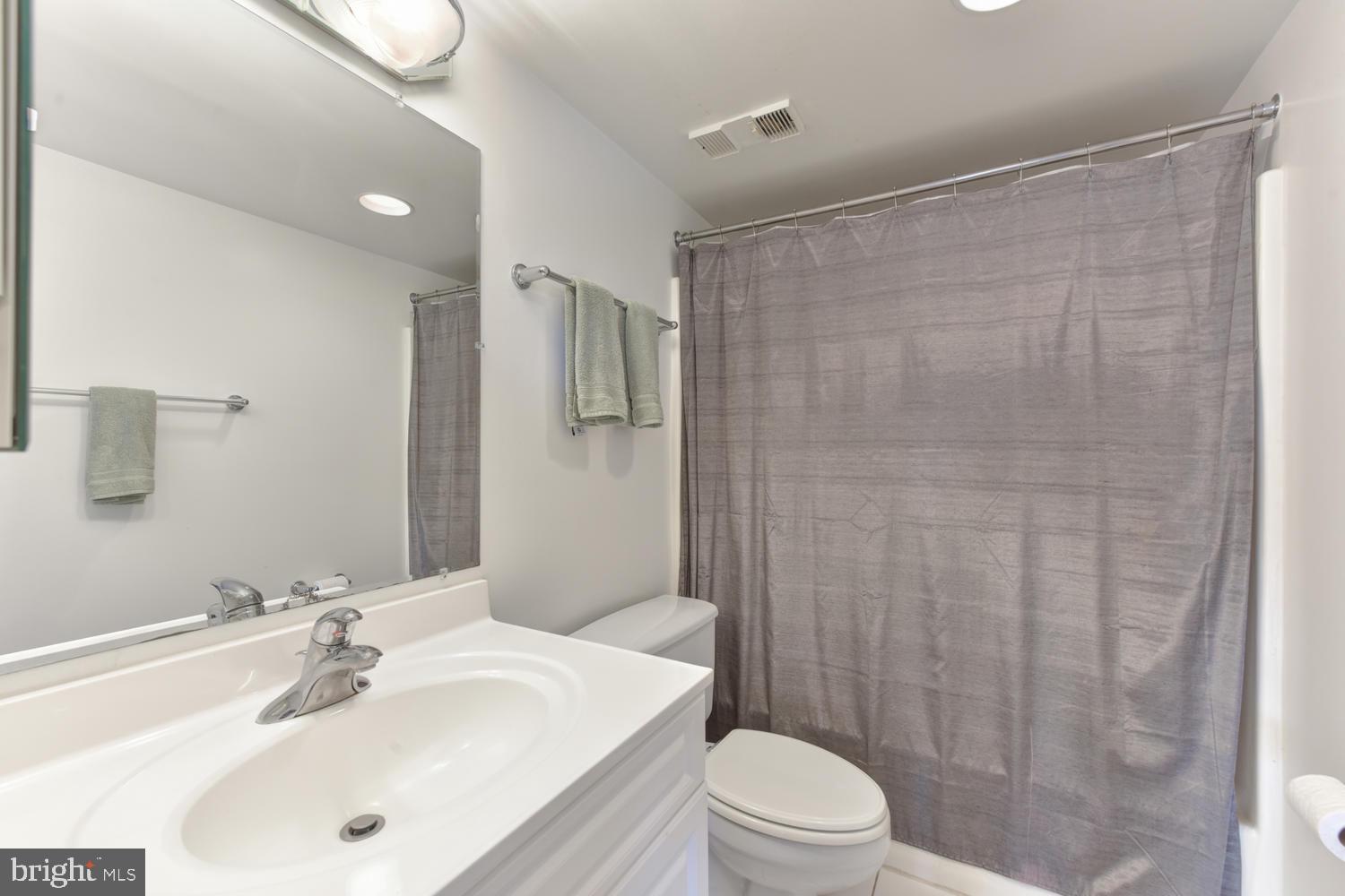 LAKESIDE PLAZA - Residential