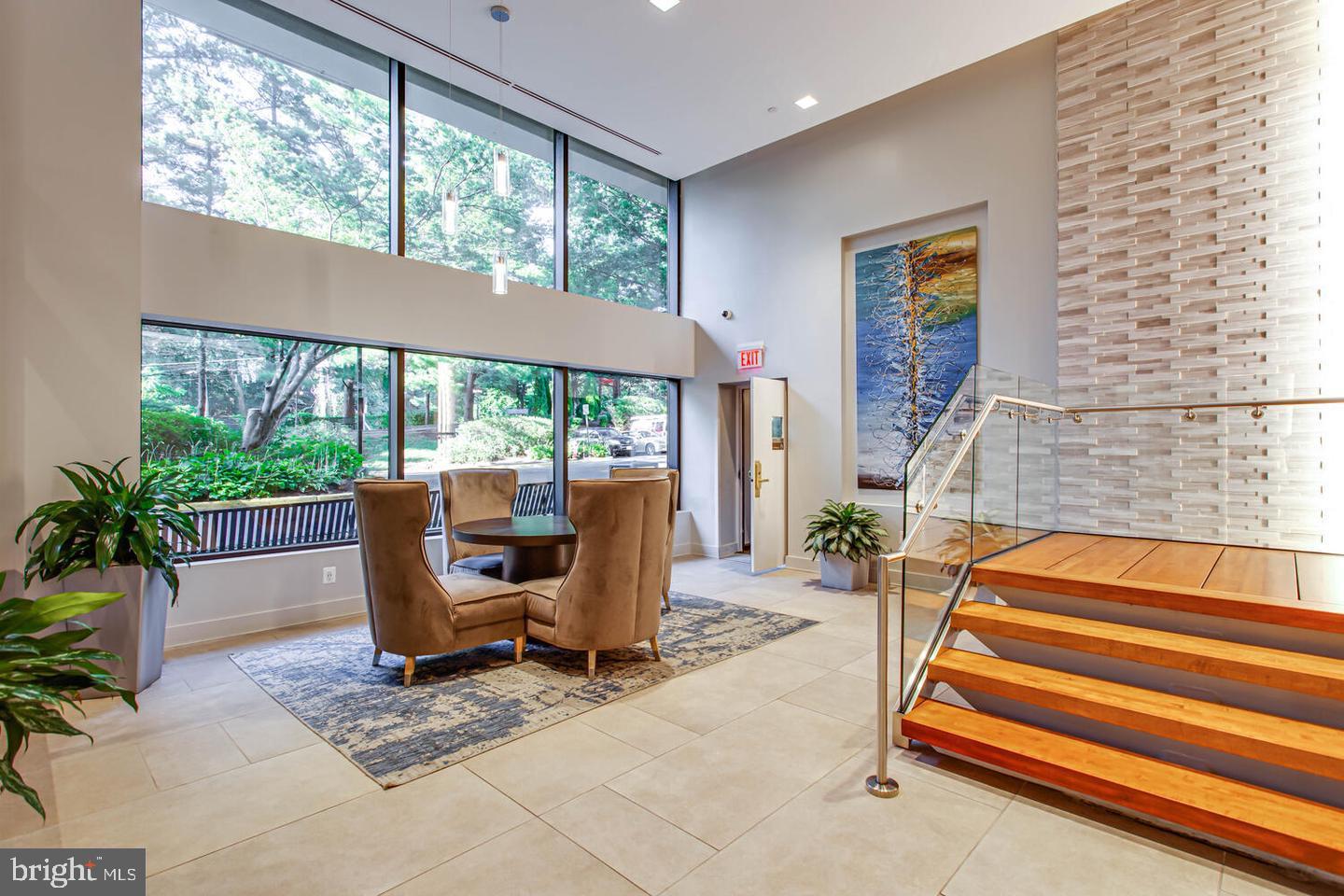 LAKESIDE PLAZA - Residential