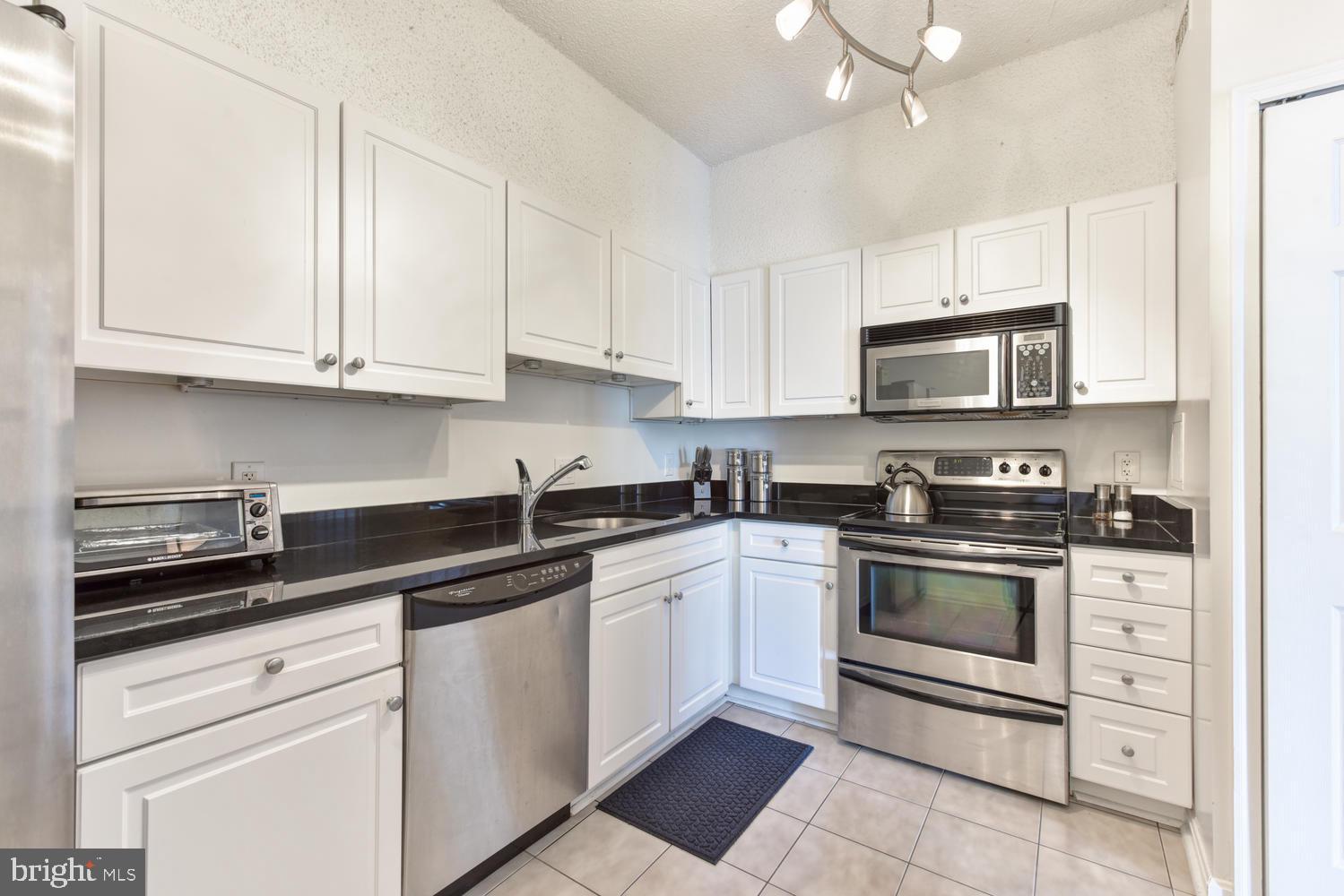 LAKESIDE PLAZA - Residential