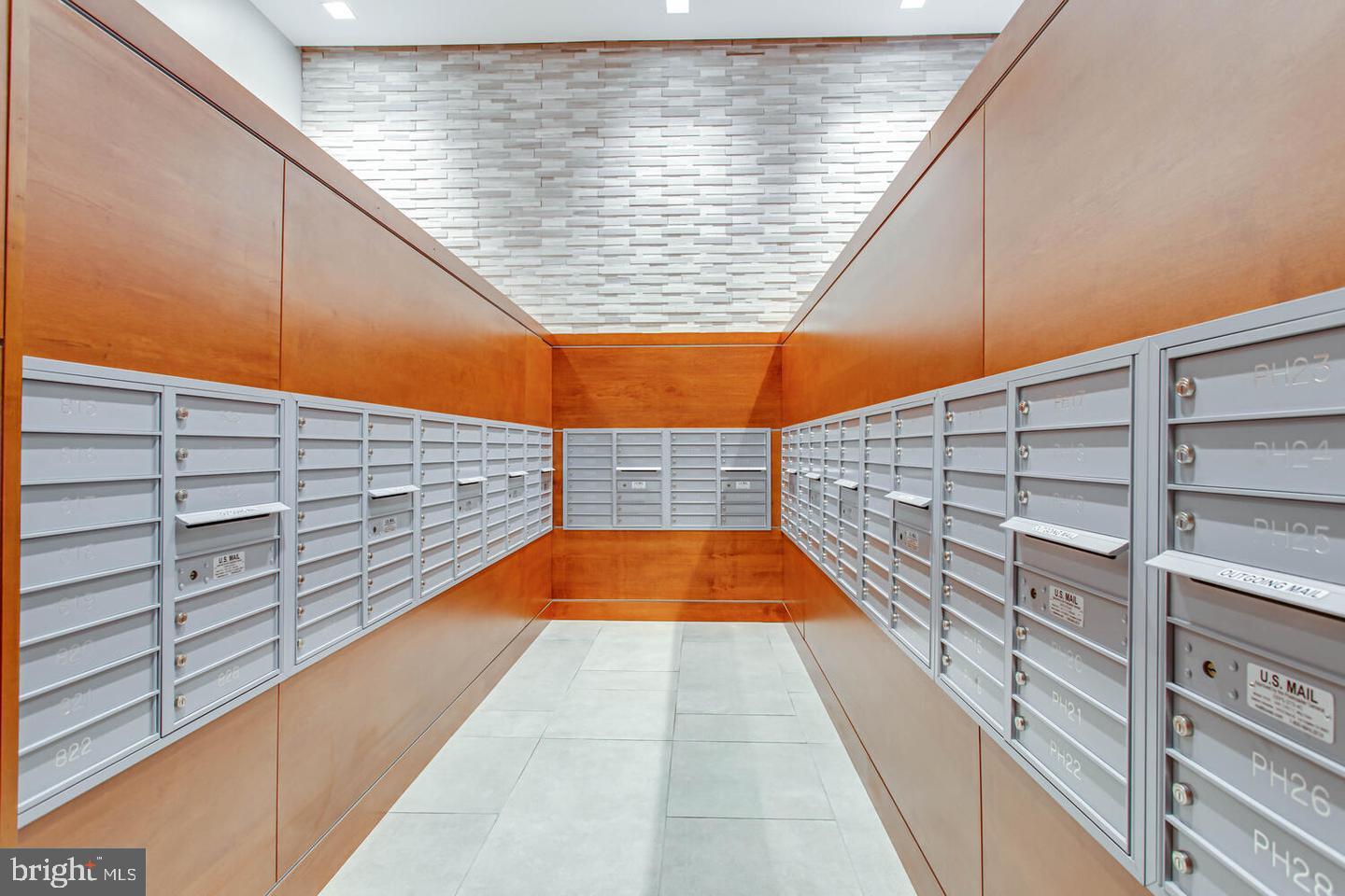 LAKESIDE PLAZA - Residential