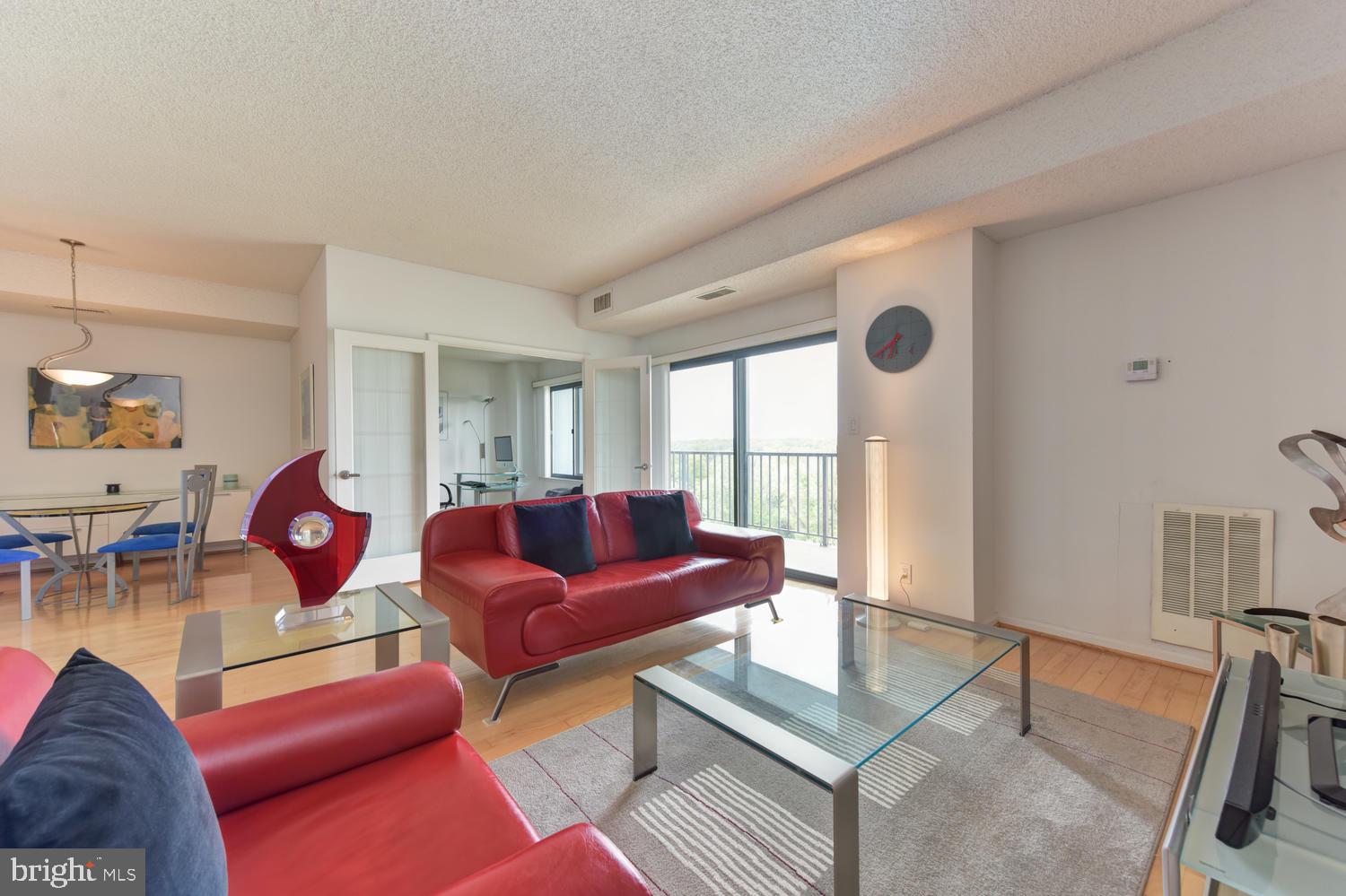 LAKESIDE PLAZA - Residential