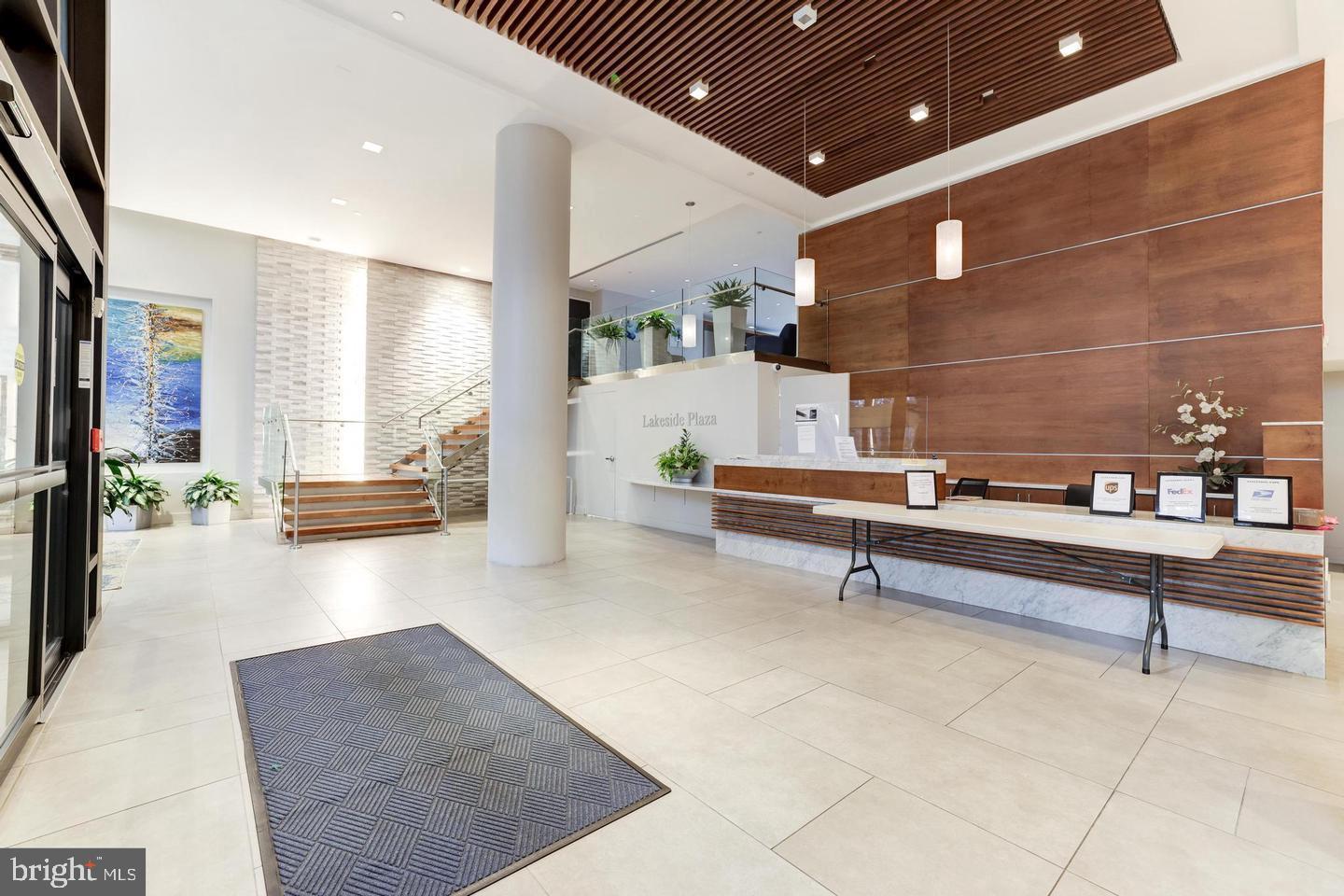 LAKESIDE PLAZA - Residential