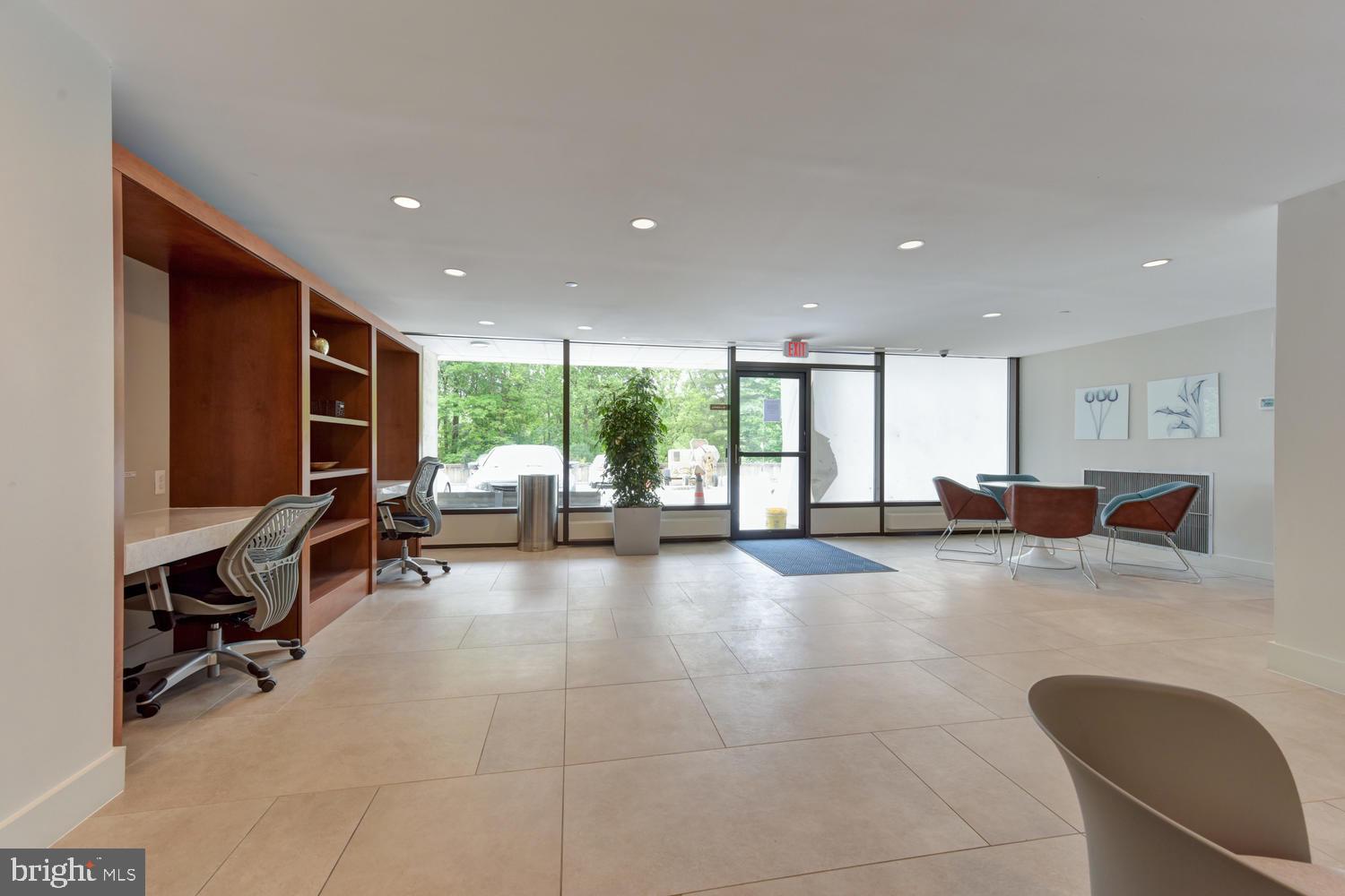 LAKESIDE PLAZA - Residential