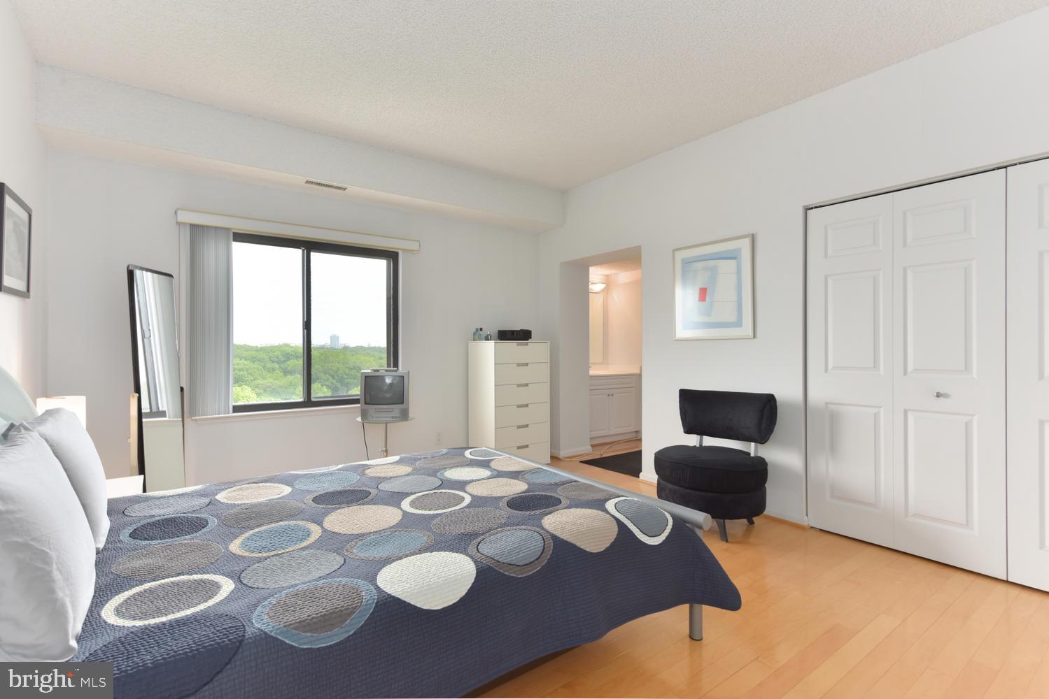 LAKESIDE PLAZA - Residential