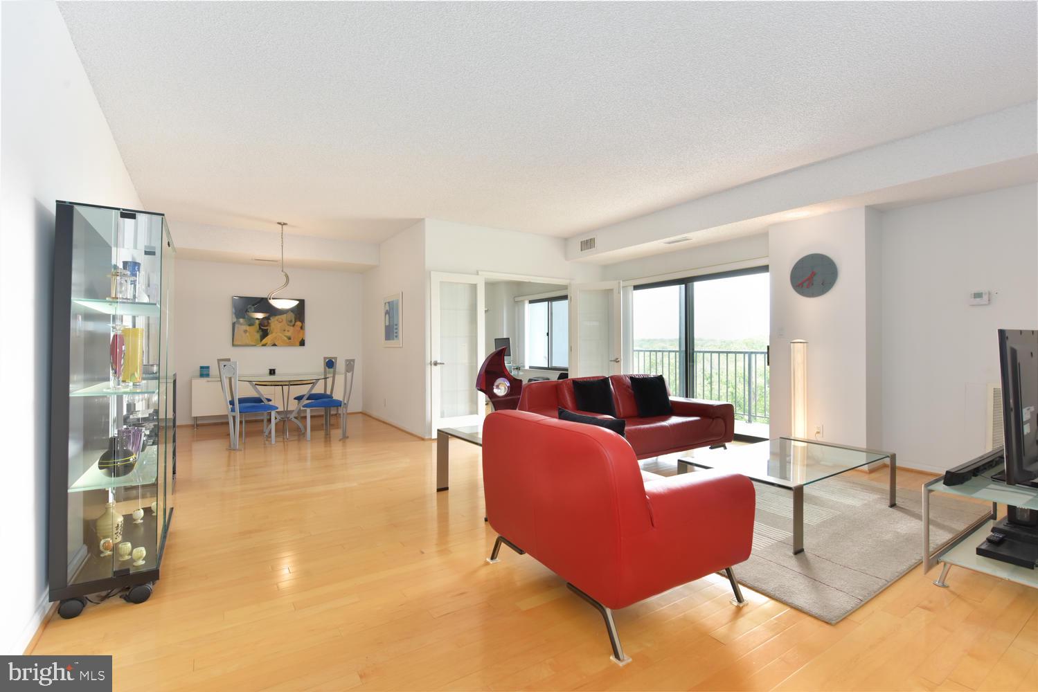 LAKESIDE PLAZA - Residential