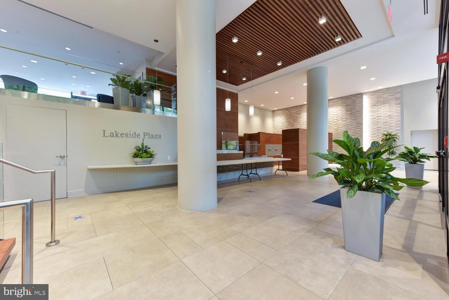 LAKESIDE PLAZA - Residential