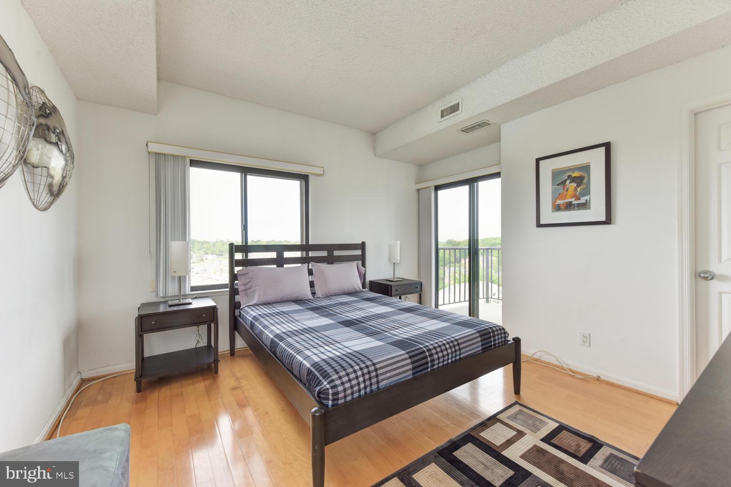 LAKESIDE PLAZA - Residential