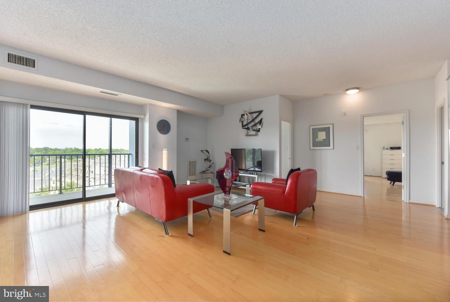 LAKESIDE PLAZA - Residential