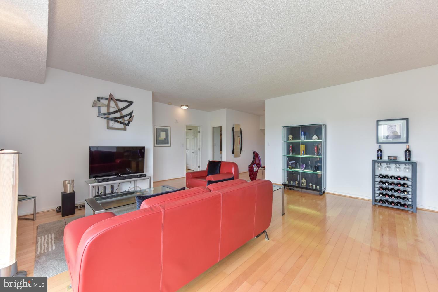 LAKESIDE PLAZA - Residential