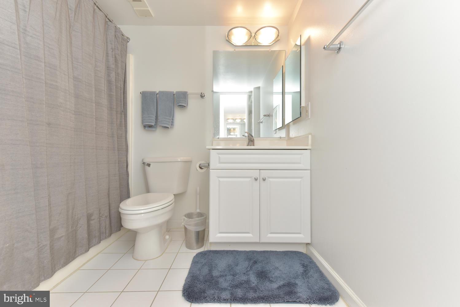 LAKESIDE PLAZA - Residential